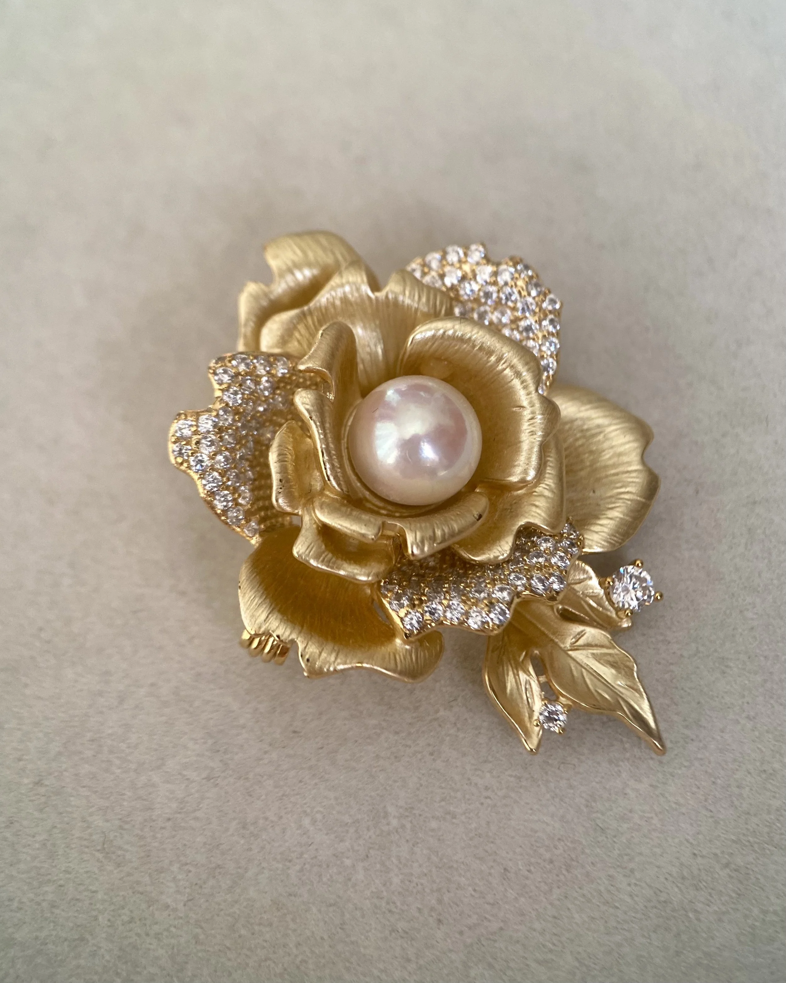 8mm Sakura-Pink Japanese Koshimono Akoya Pearl Brooch, Crystalline Lustre, Palace-Style Radiant Golden Floral Brushed & CZ, Scarf Pin
