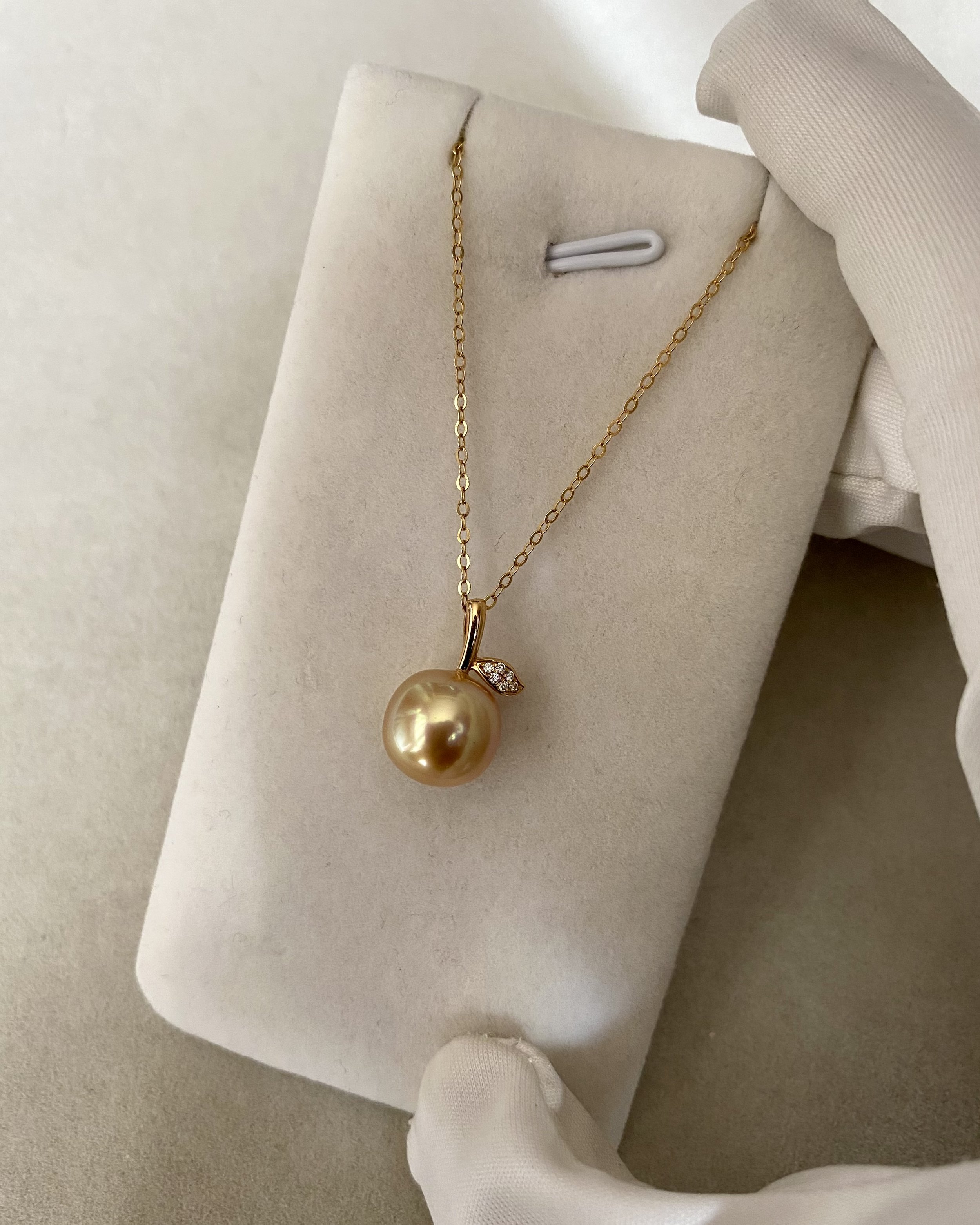 Golden Apple 10-10.5mm Japanese Amami Ōshima Golden Pearl Pendant – Warm Molten Glow, 18K Solid Gold Stem Design, Rare Natural Treasure Starlit Pearls