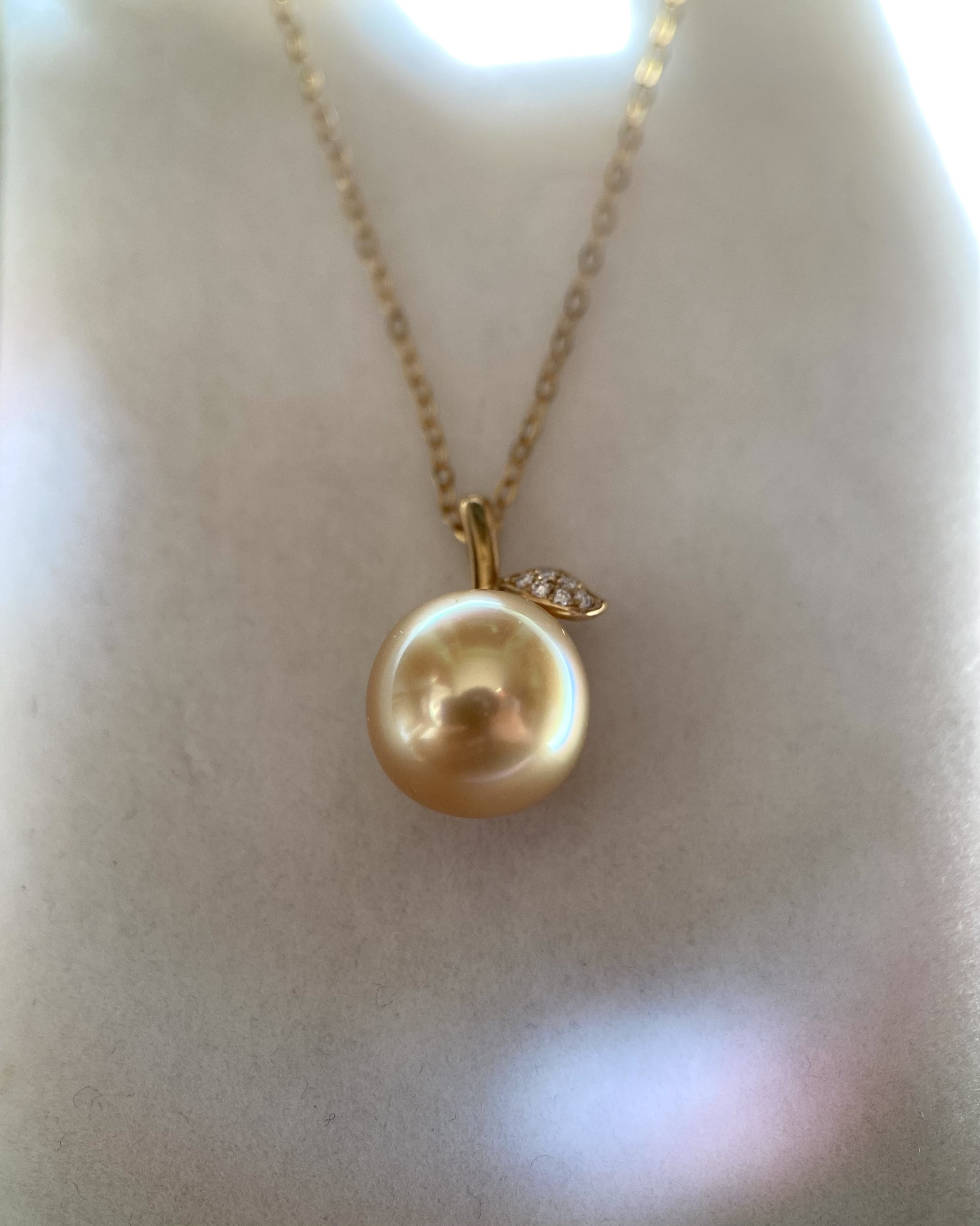 Golden Apple 10-10.5mm Japanese Amami Ōshima Golden Pearl Pendant – Warm Molten Glow, 18K Solid Gold Stem Design, Rare Natural Treasure Starlit Pearls