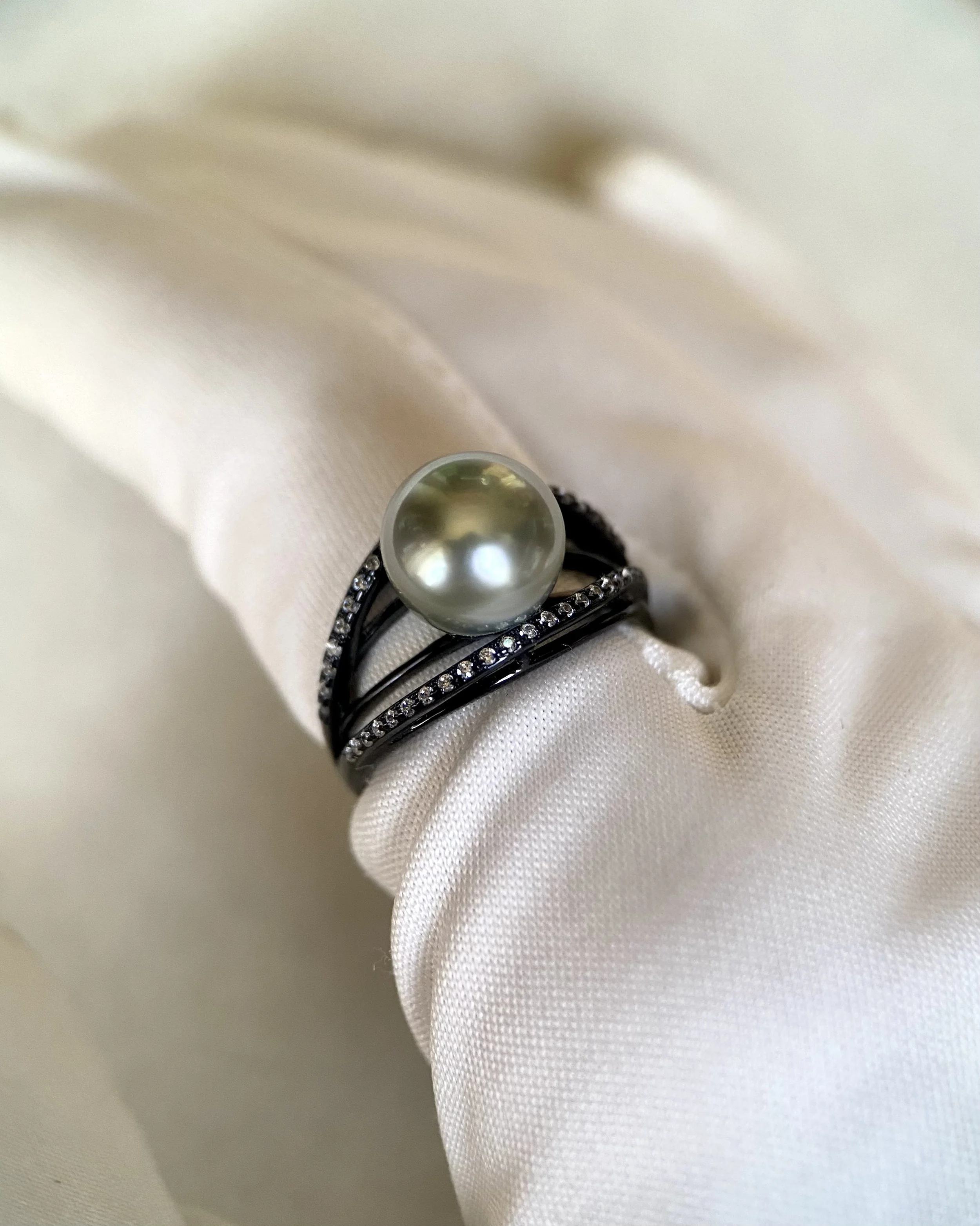 Platinum-Grey Tahitian South Sea Pearl Ring, Avocado-Green Overtone, 9-9.5mm, Modern Black-Plated S925 Silver Split-Arc Openwork Setting Starlit Pearls