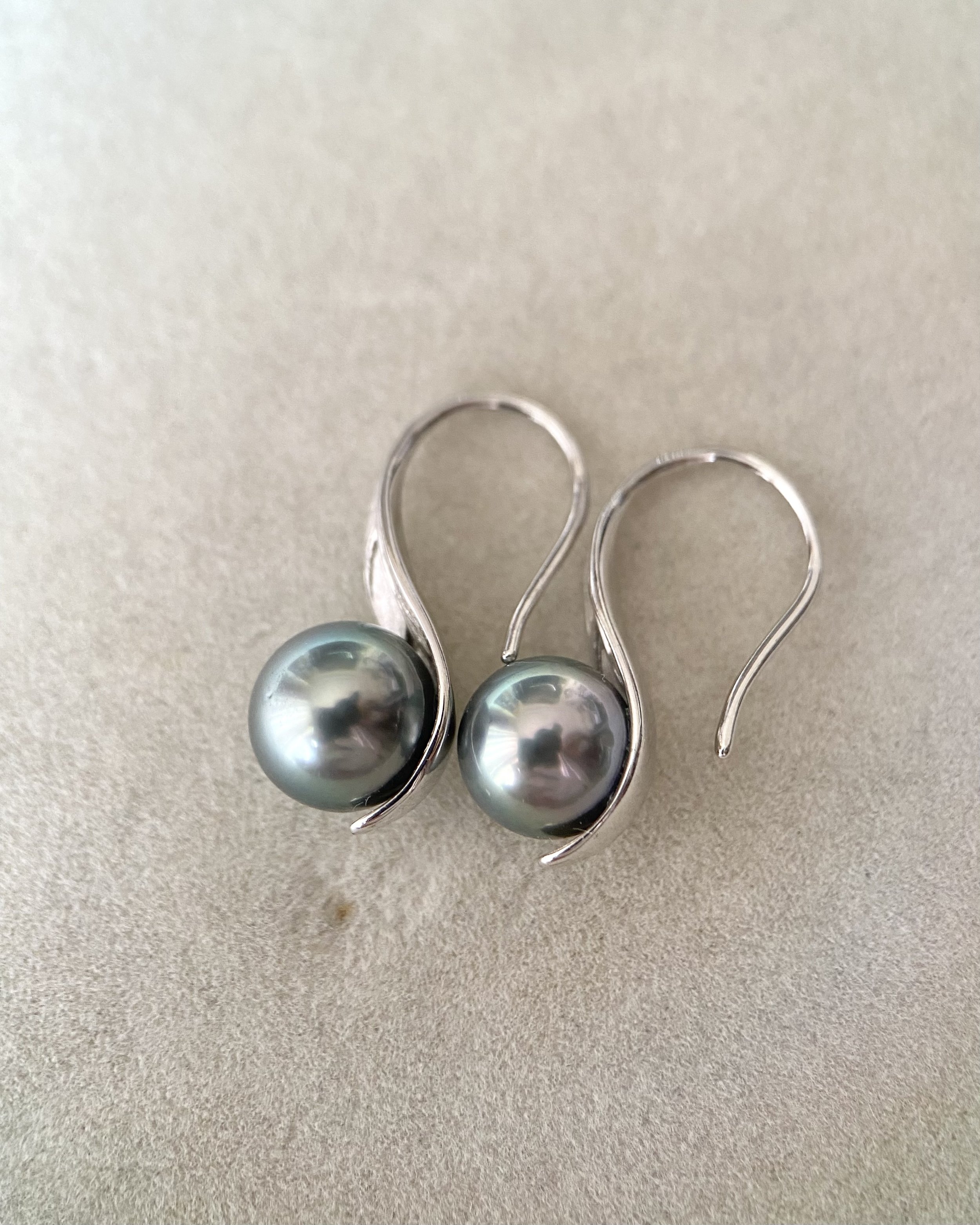 Lagoon Peacock Green Tahitian South Sea Pearl Earrings 9mm, 6A Metallic Lustre, Japanese Brushed Sculptural Leaf 925 Hooks, Showpiece Starlit Pearls