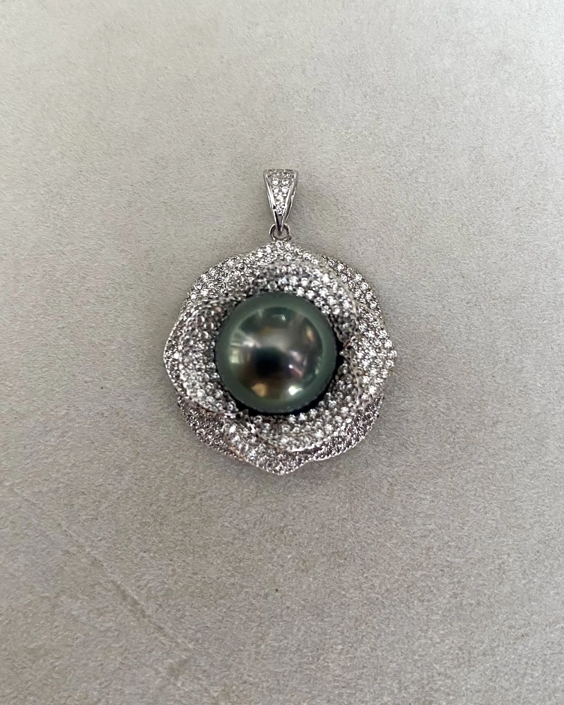 11mm Tahitian Obsidian Green South Sea Pearl Pendant – Piaget Rose-Inspired Petalburst Design in S925 with Pavé CZ, Oil-Sheen Lustre, Black Starlit Pearls