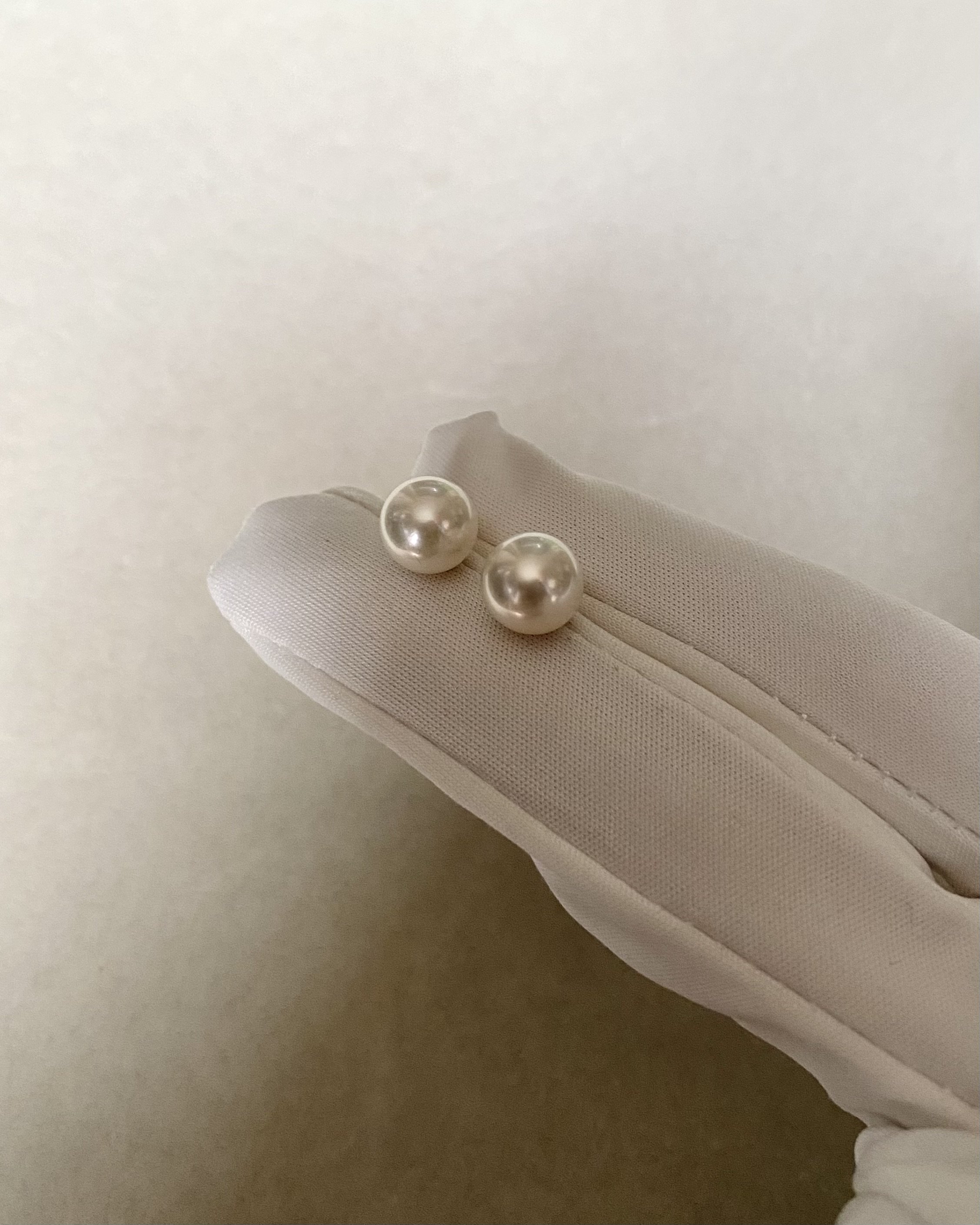 Exceptional Quality 8.5mm Australian South Sea White Pearl Stud Earrings, Pure White Colour, Mirror-Like Aurora Lustre, Durable 18K Solid Gold Posts