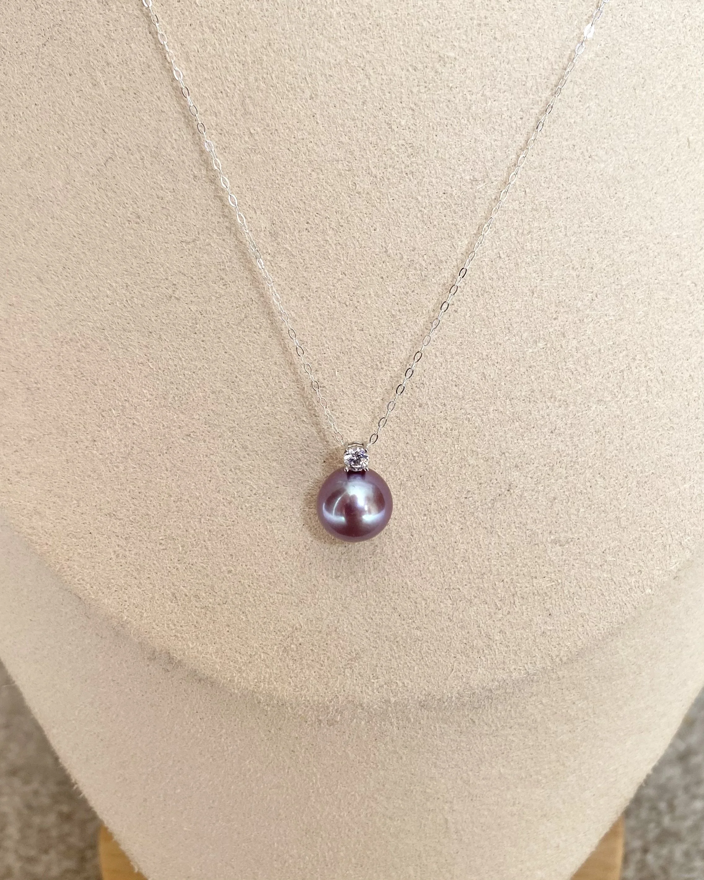 Solid 18K White Gold_Top Quality Eminence Purple Freshwater Pearl Pendant 9.5mm, Crystal-Clear Gem Lustre with Peacock Green Overtone Starlit Pearl