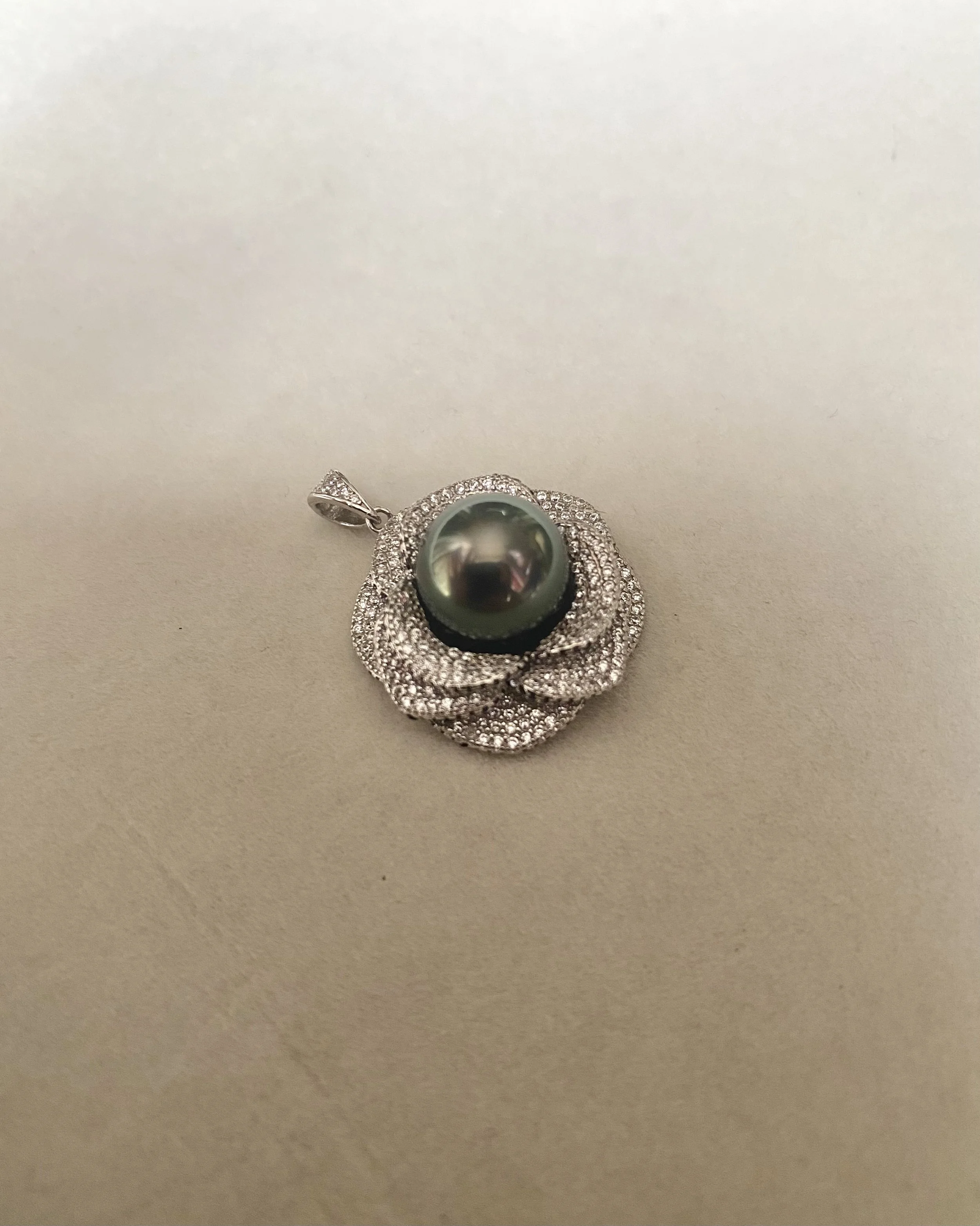 11mm Tahitian Obsidian Green South Sea Pearl Pendant – Piaget Rose-Inspired Petalburst Design in S925 with Pavé CZ, Oil-Sheen Lustre, Black Starlit Pearls