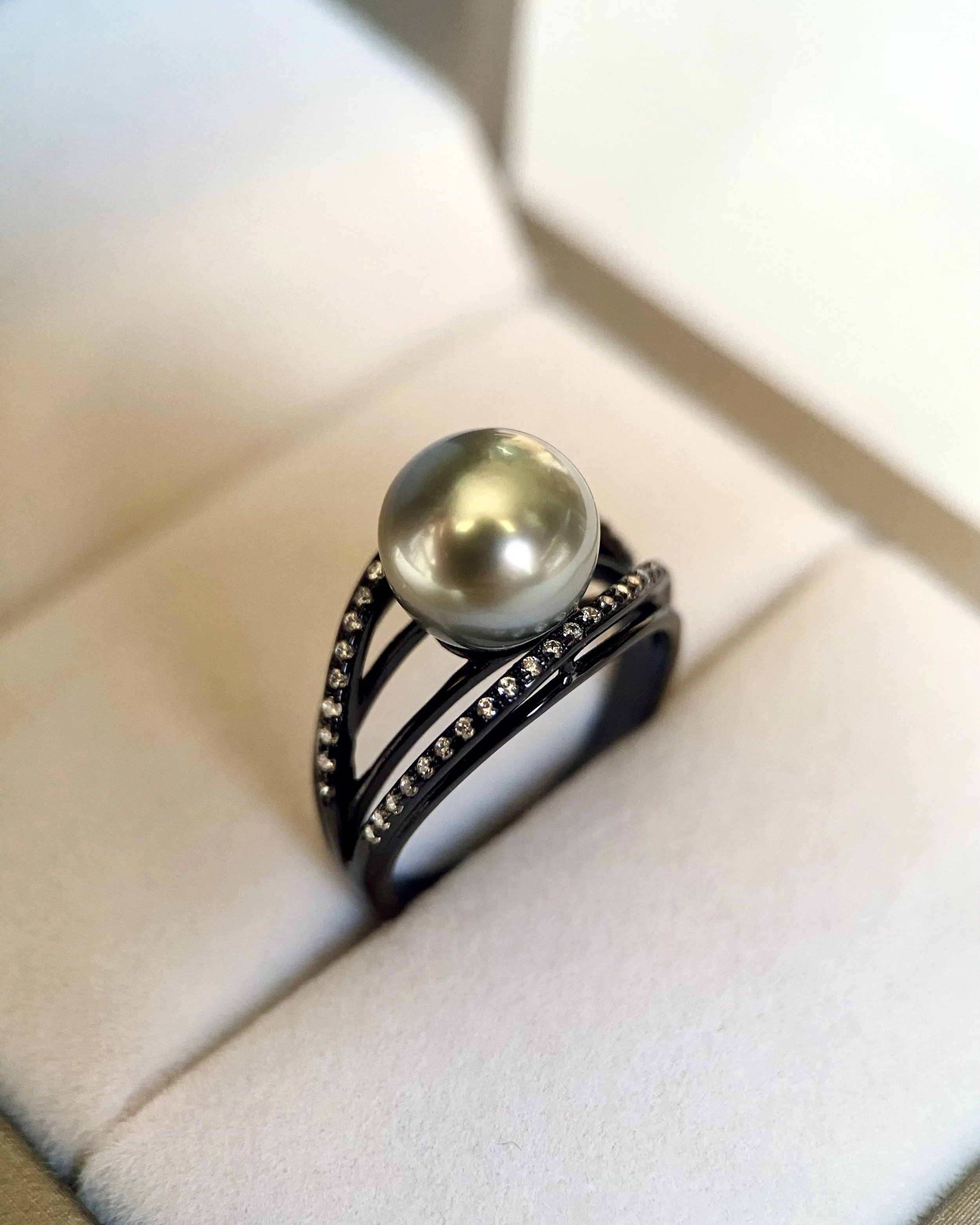 Platinum-Grey Tahitian South Sea Pearl Ring, Avocado-Green Overtone, 9-9.5mm, Modern Black-Plated S925 Silver Split-Arc Openwork Setting Starlit Pearls