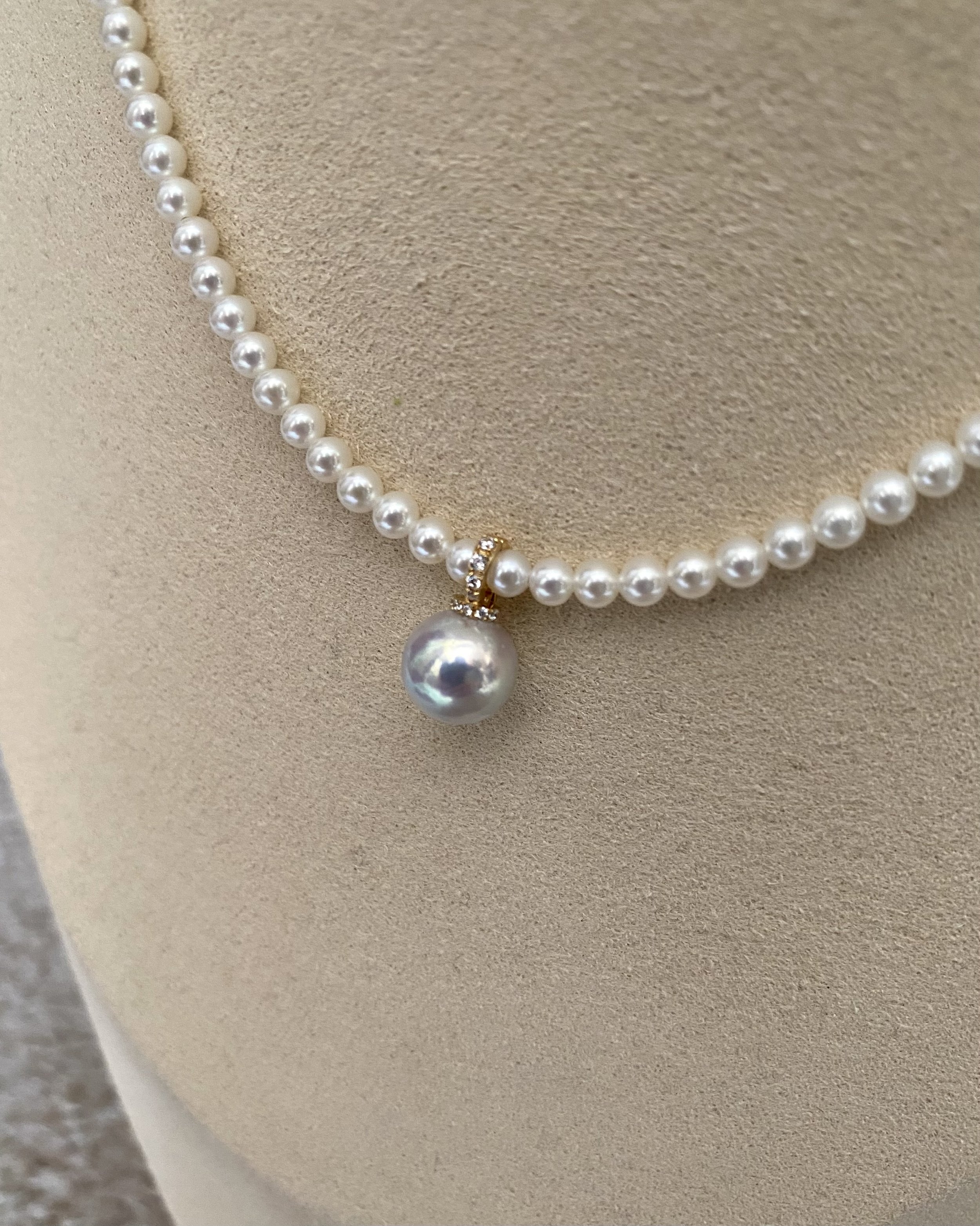 Rare 9mm Japanese Silver-Lime Green Madama Akoya Pearl Pendant – Dreamlike Iridescent Glow, Aurora Tennyo Lustre, Solid 18K Gold Open Bail Starlit Pearls