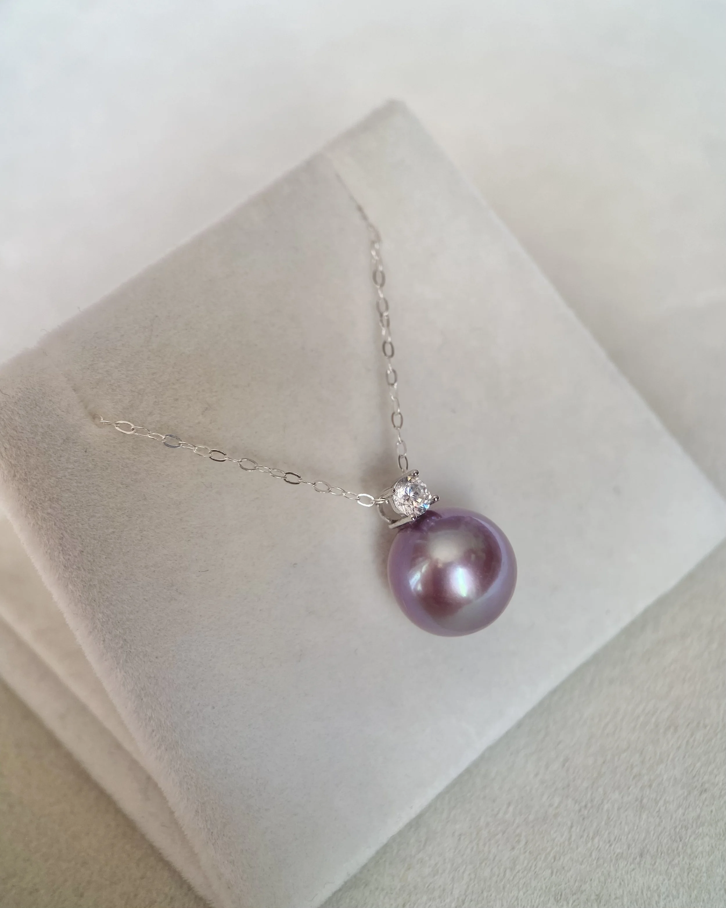 Solid 18K White Gold_Top Quality Eminence Purple Freshwater Pearl Pendant 9.5mm, Crystal-Clear Gem Lustre with Peacock Green Overtone Starlit Pearl