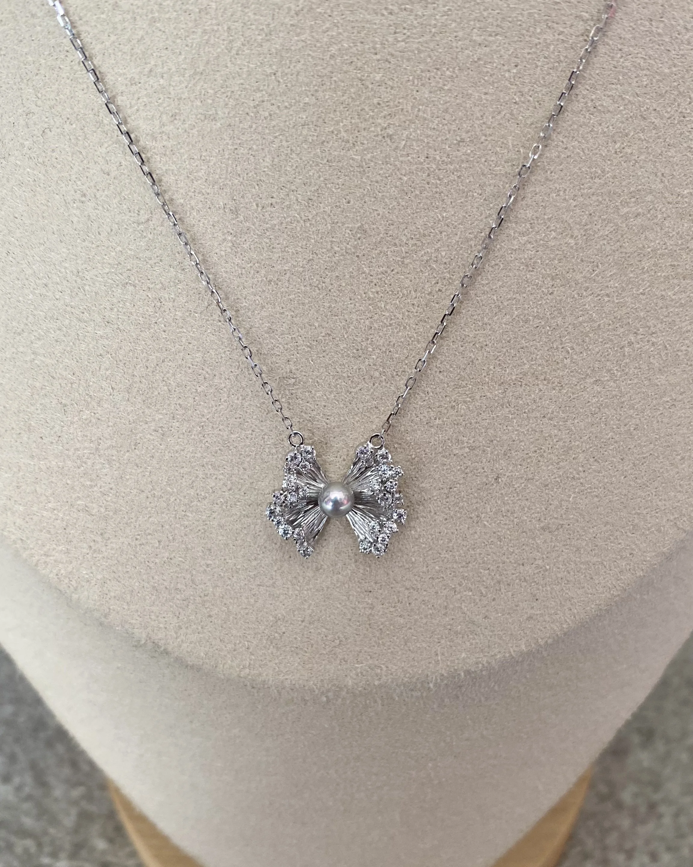 Top Gr Japanese Silver-Grey Saiundama Akoya Pearl Pendant Necklace 4.4mm, Radiating Ribbon Bow S925 Design, Iridescent Rainbow Orient Starlit Pearls