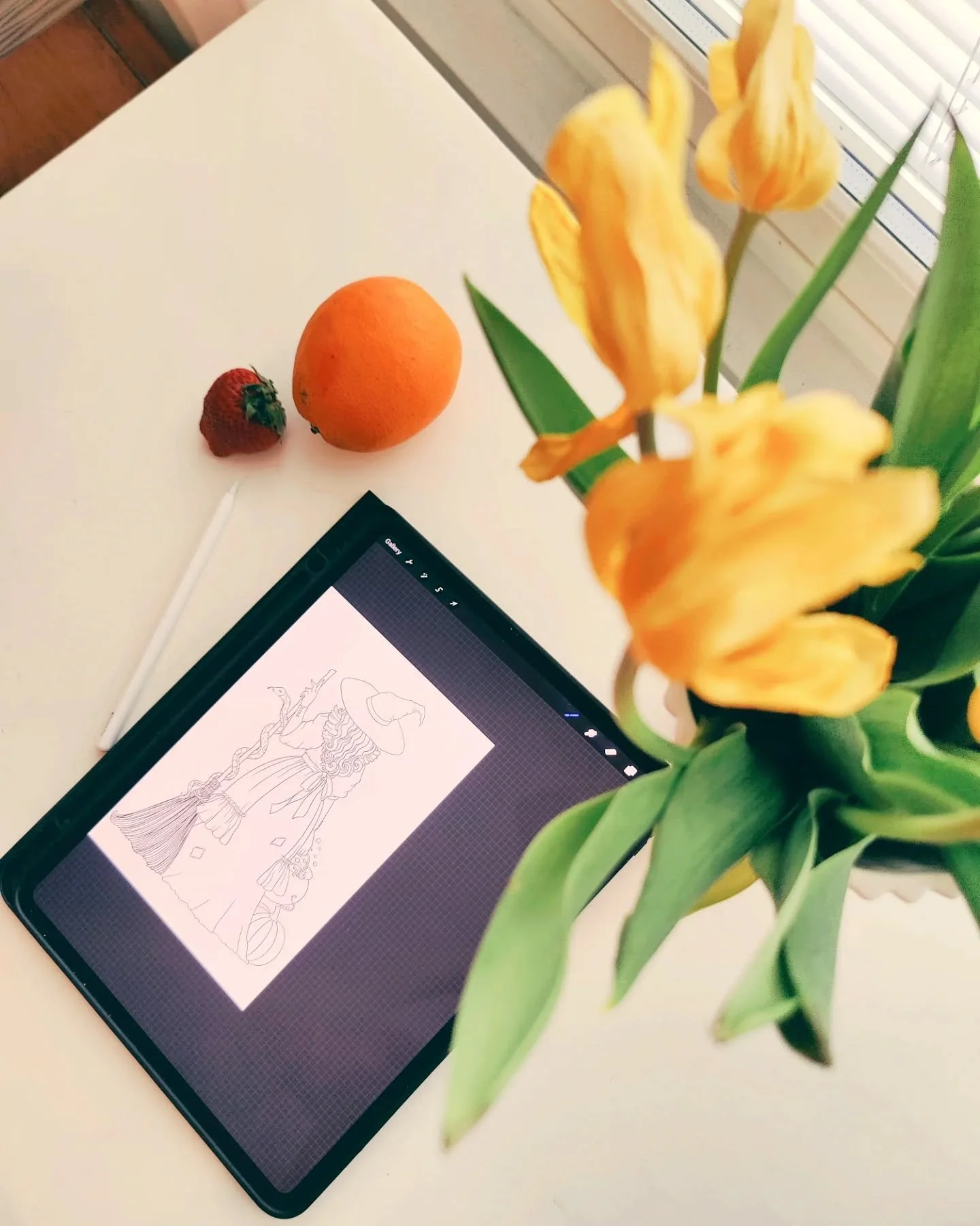 Have a wonderful new week everyone 🌷 A little peek at my desk, been sketching a lot lately 🖋️ 

It's been so long since I posted, took a much needed break from the social media world. Now that spring is finally here and the light keeps increasing, 