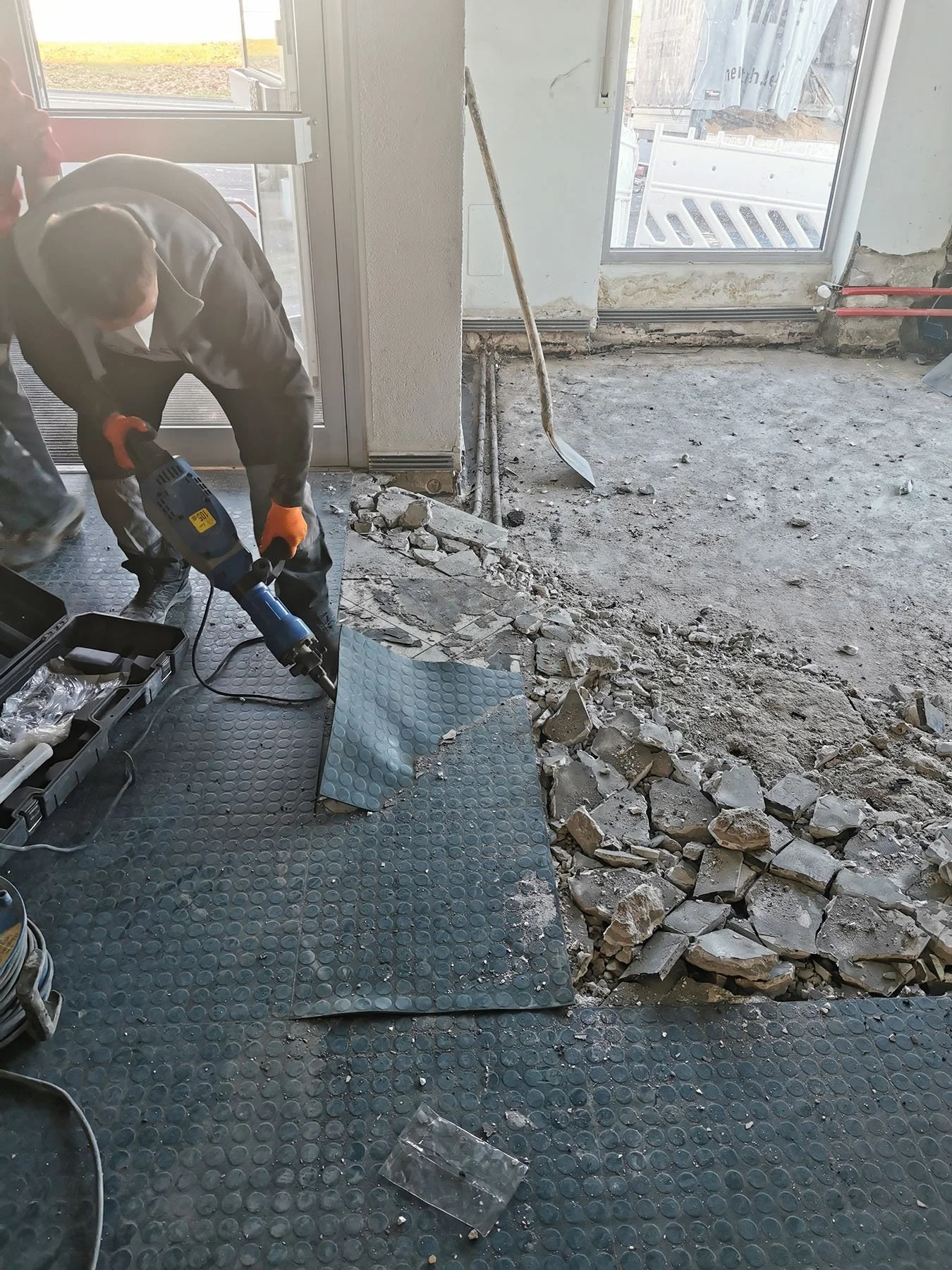 Rückbauarbeiten von Altbestand Estrich in Lüdenscheid nach Wasserschaden