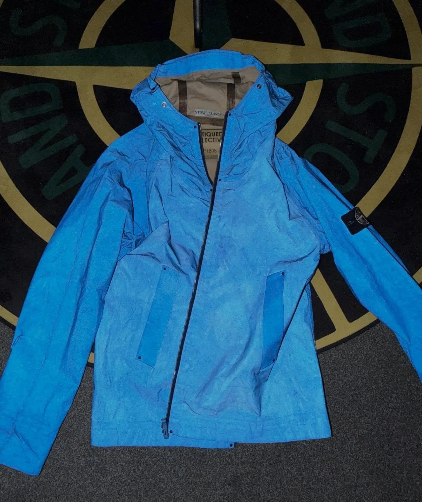 Thank you to @paulatpockets from @pockets.fashion in Bath. 
This lovely Blue Antiqued Reflective signed by Carlo Rivetti is a lovely addition to the collection. 🤝 
-
#stonedlove1982 #stoneisland #stoneislanduk #stoneislandtalk #stoneislandclothing