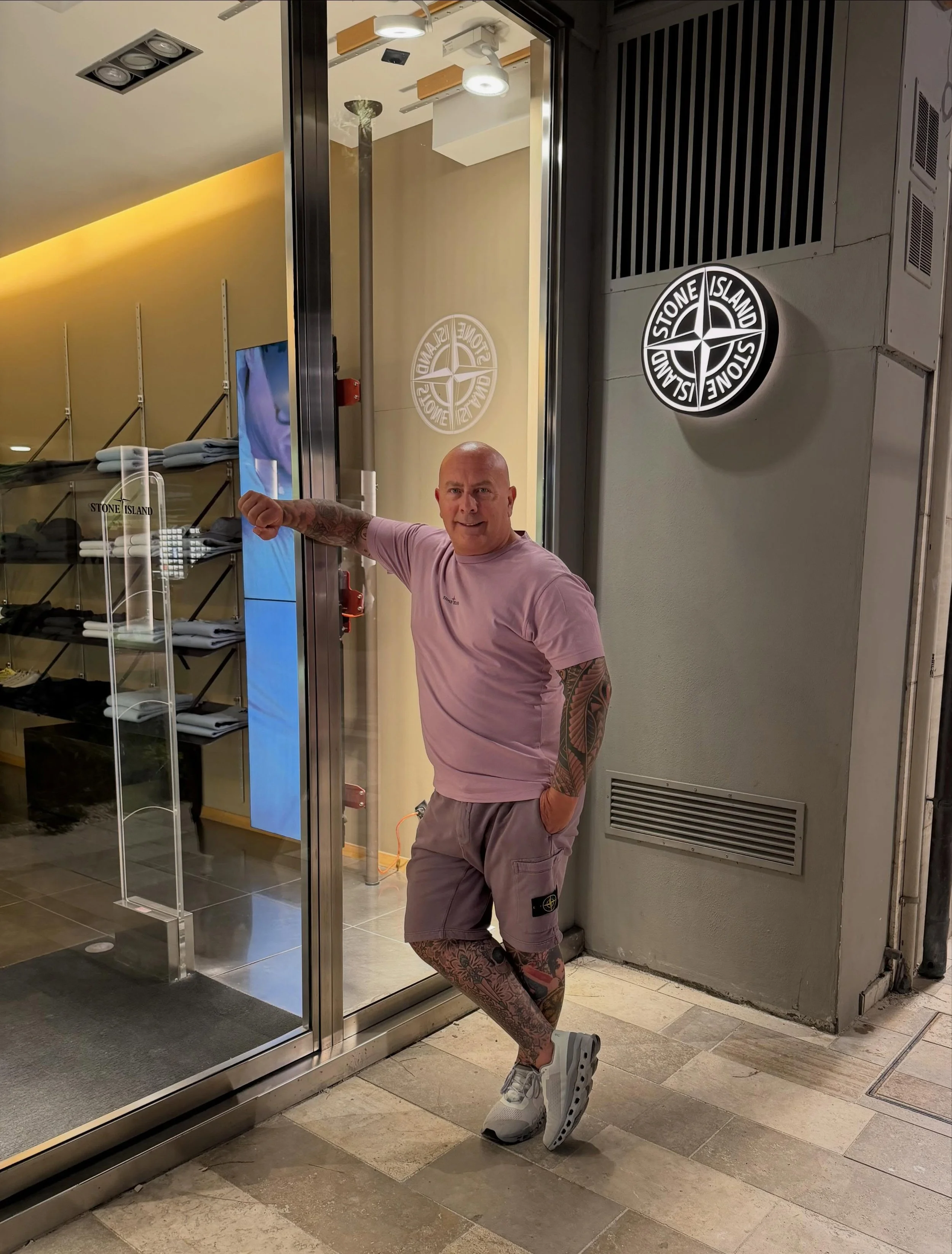 So just landed in Italy 🇮🇹 and by chance these 2 little shops are opposite the hotel in Riccione
-
#stonedlove1982 #stoneisland #cpcompany #riccione #italy