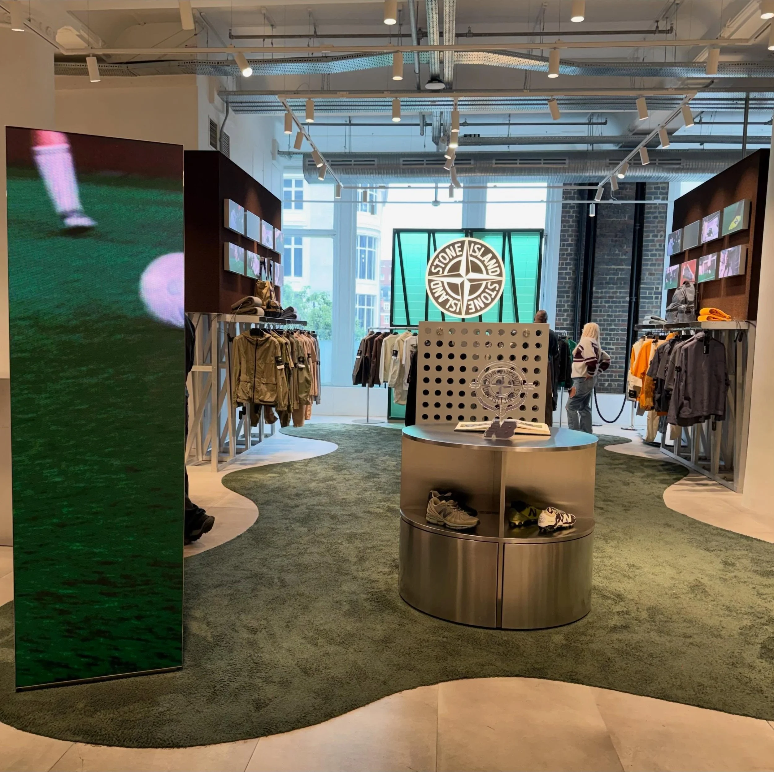 Checking out &amp; purchasing a bit of the the @stoneisland x @newbalance collaboration for the World Cup today 
-
#stonedlove1982 #stoneisland #newbalance #worldcup #football