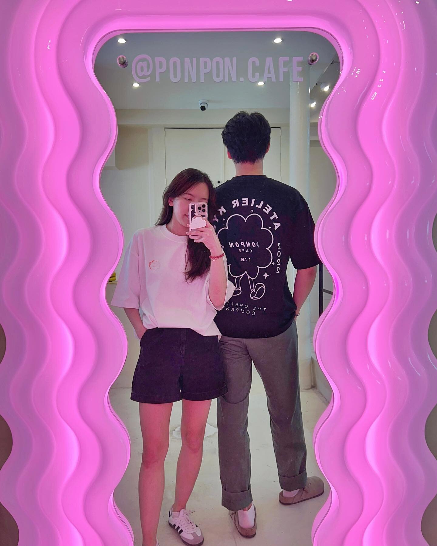 Couple matching : nos T-shirts PonPon x Atelier KYS &eacute;dition limit&eacute;e 💖

🪩 En coton, le confort et le style oversize de ces T-shirts ont conquis beaucoup de vos c&oelig;urs depuis leur sortie !

Si vous souhaitez &eacute;galement adopte