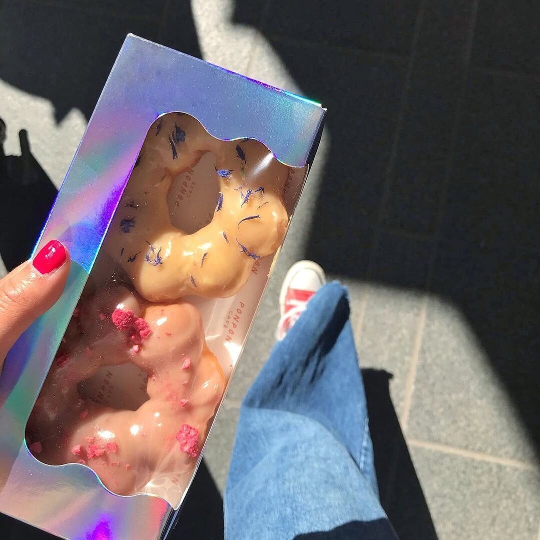 Go&ucirc;ter time best time 💛

🍓 Savourez nos mochi donuts moelleux et &eacute;lastiques lors d&rsquo;une pause r&eacute;confortante sous le soleil ! 

Pour une touche de fra&icirc;cheur, notre Jus de past&egrave;que ou notre Rose litchi latte vous