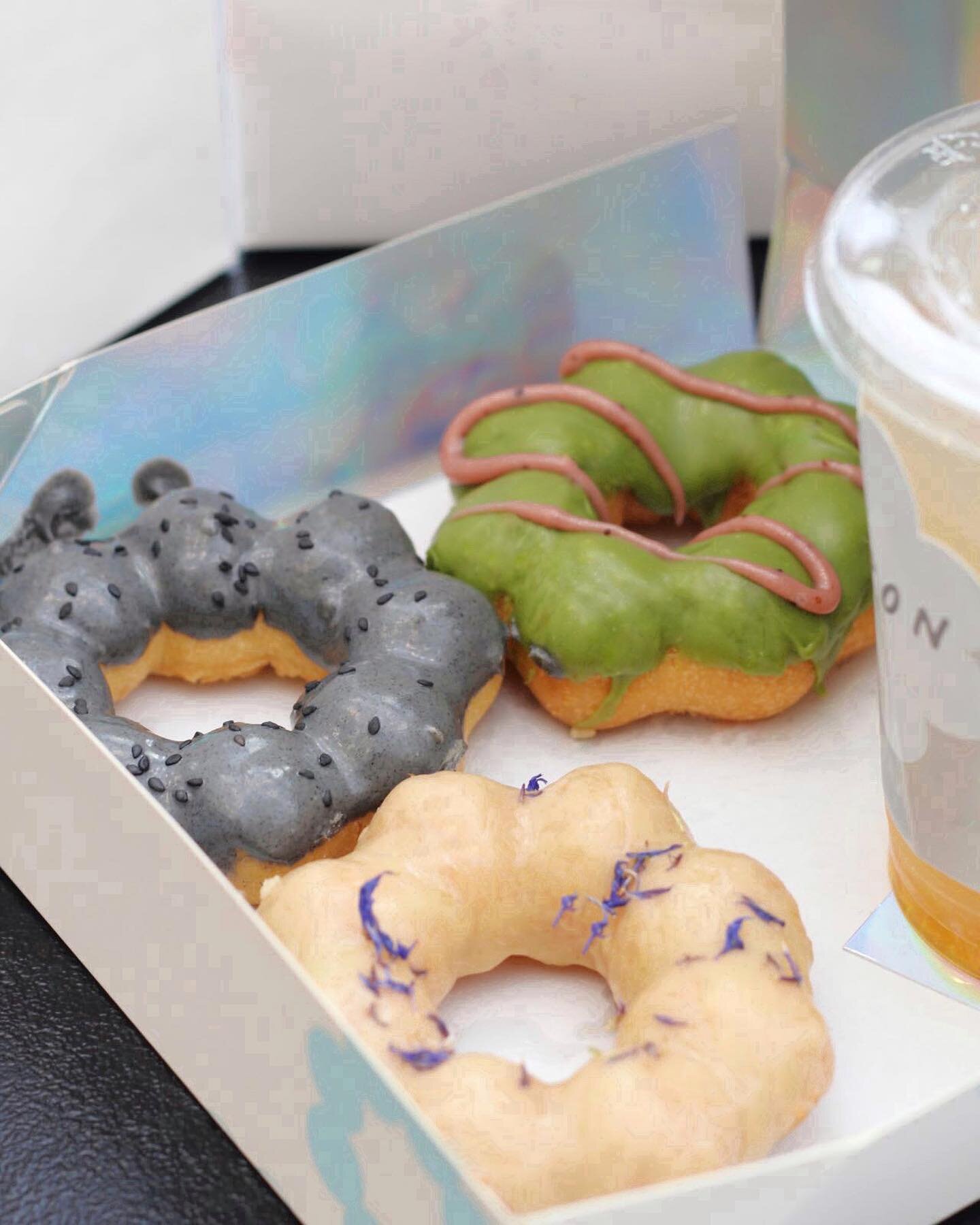 S&eacute;same noir, matcha fraise et th&eacute; blanc jasmin : which one would you pick ✨

3 rue Moli&egrave;re, Paris 75001
7J/7, 11h - 19h 

📸 : @zhhuiyaa #ponponcafe #mochidonuts