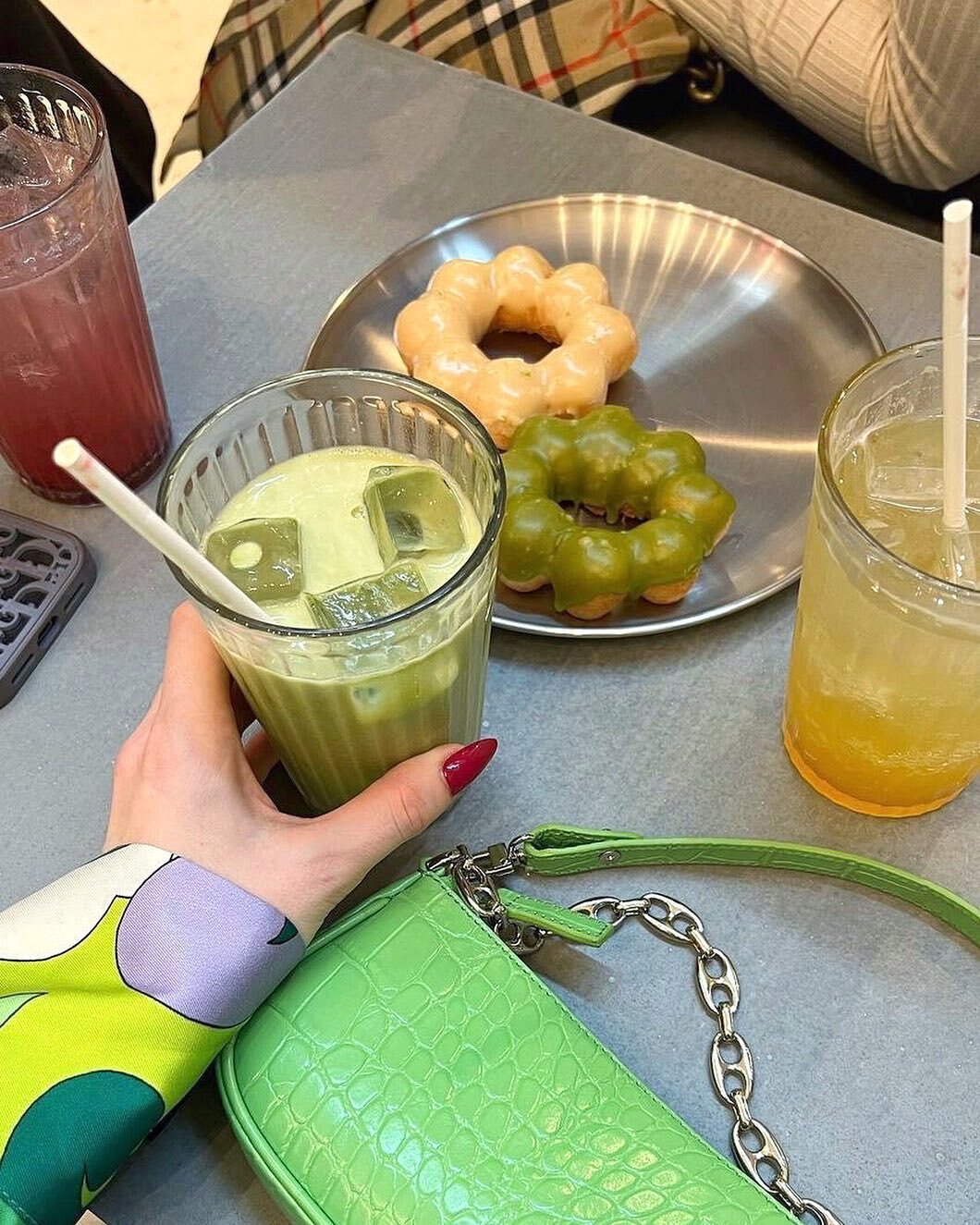 Week-end vibes soon, who&rsquo;s ready 💚

Profitez de ce week-end pour d&eacute;guster nos toutes derni&egrave;res nouveaut&eacute;s :
🍉 jus de past&egrave;que frais et maison
💛 mochi donut th&eacute; blanc jasmin 
🍓 mochi donut au matcha fraise 