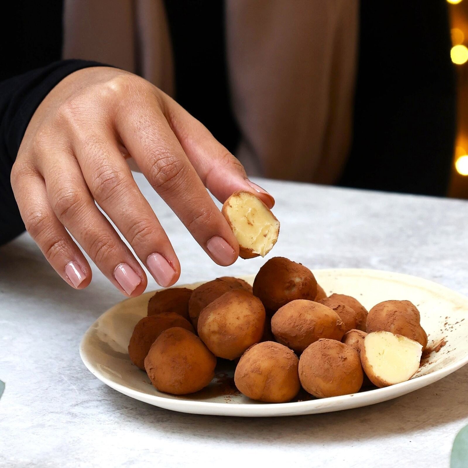 These White Chocolate Truffles are irresistibly delicious and the perfect addition to any Easter spread. 🤍🐰

Here&rsquo;s how you can make your own&hellip;

Ingredients:
250g 37% White Chocolate Buttons⁠
70ml Double Cream⁠
15g Soft Butter ⁠
Icing S