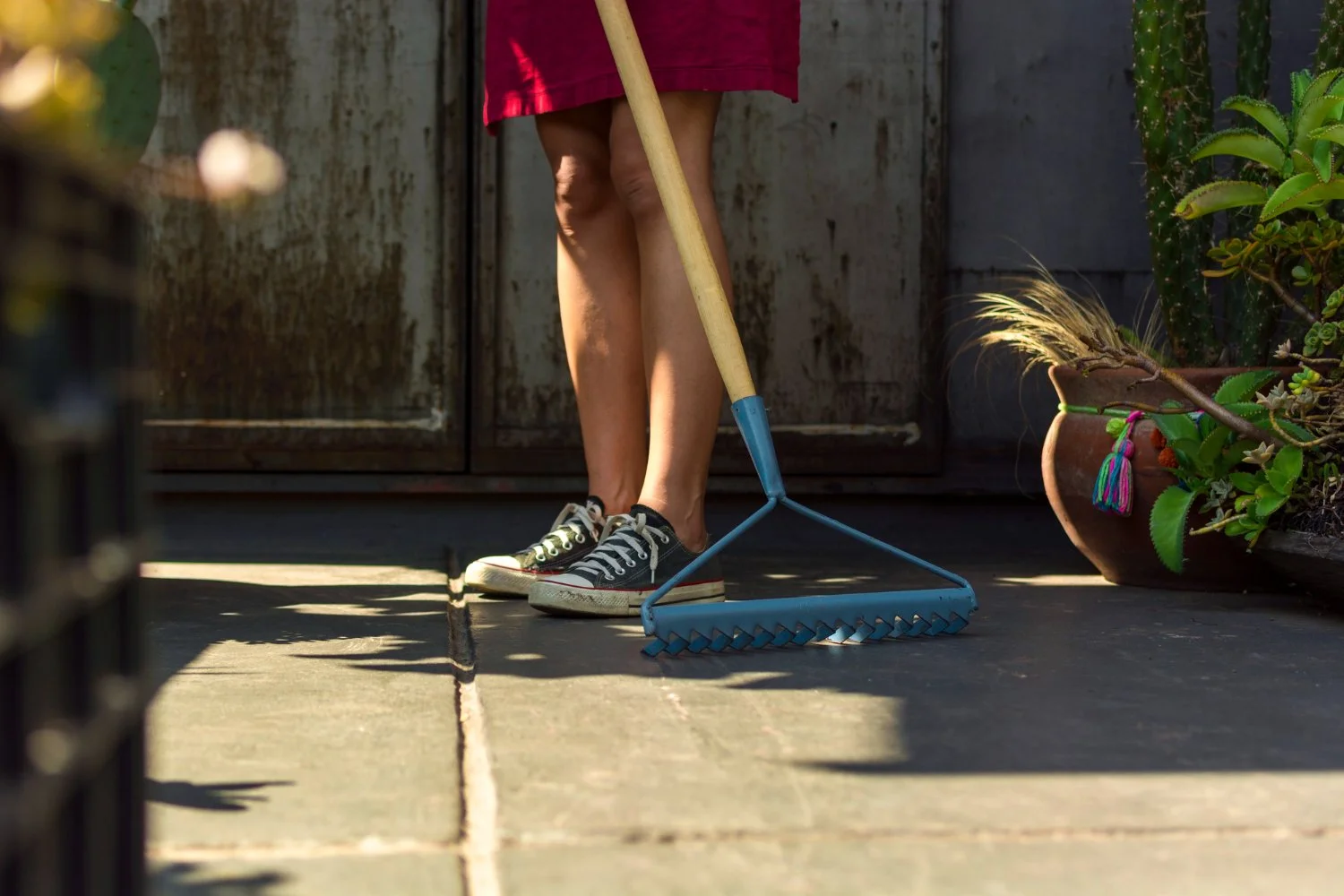 Уборка террасы и открытых площадок весной: как подготовиться к сезону?