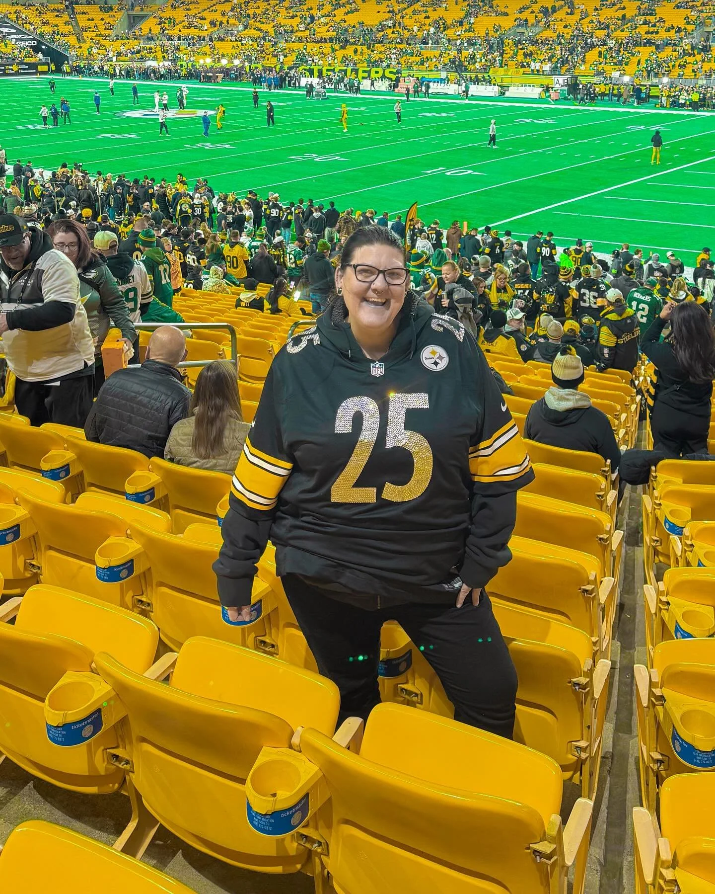 Was at the game Sunday🖤💛🏈&hellip;but you know what&rsquo;s even cooler?

I have fully customizable jewelry and I can match ANY team colors, ANY combo, exactly how you want it.
Black + gold? Done.
College colors? Done.
Your fave band? Done.

Stop i