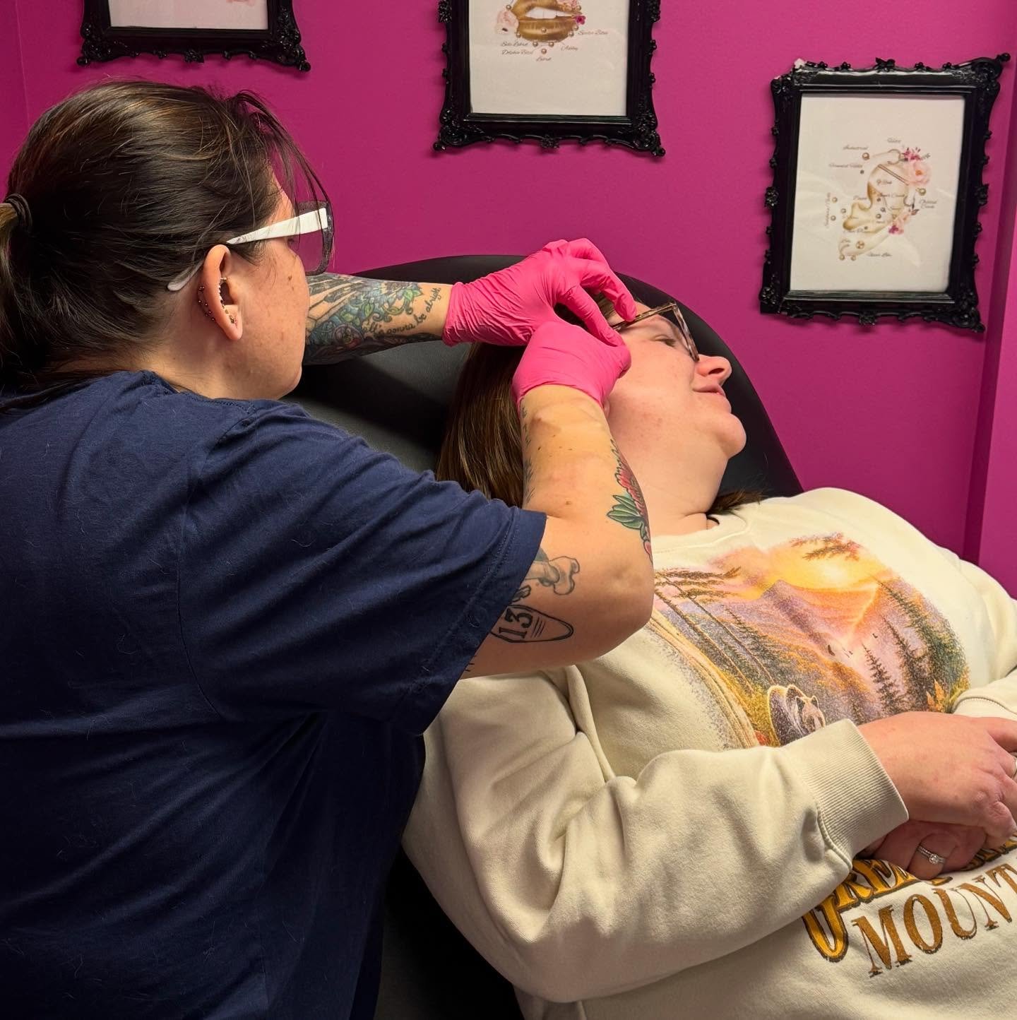 🎄 Walk-ins with Meghan today! 🎄 Piercing 10&ndash;2 with festive vibes and tons of holiday sparkle ✨ Need the perfect jewelry? Abby&rsquo;s got you covered 💎

🎁 Gift cards also available the easiest Christmas win 🩷