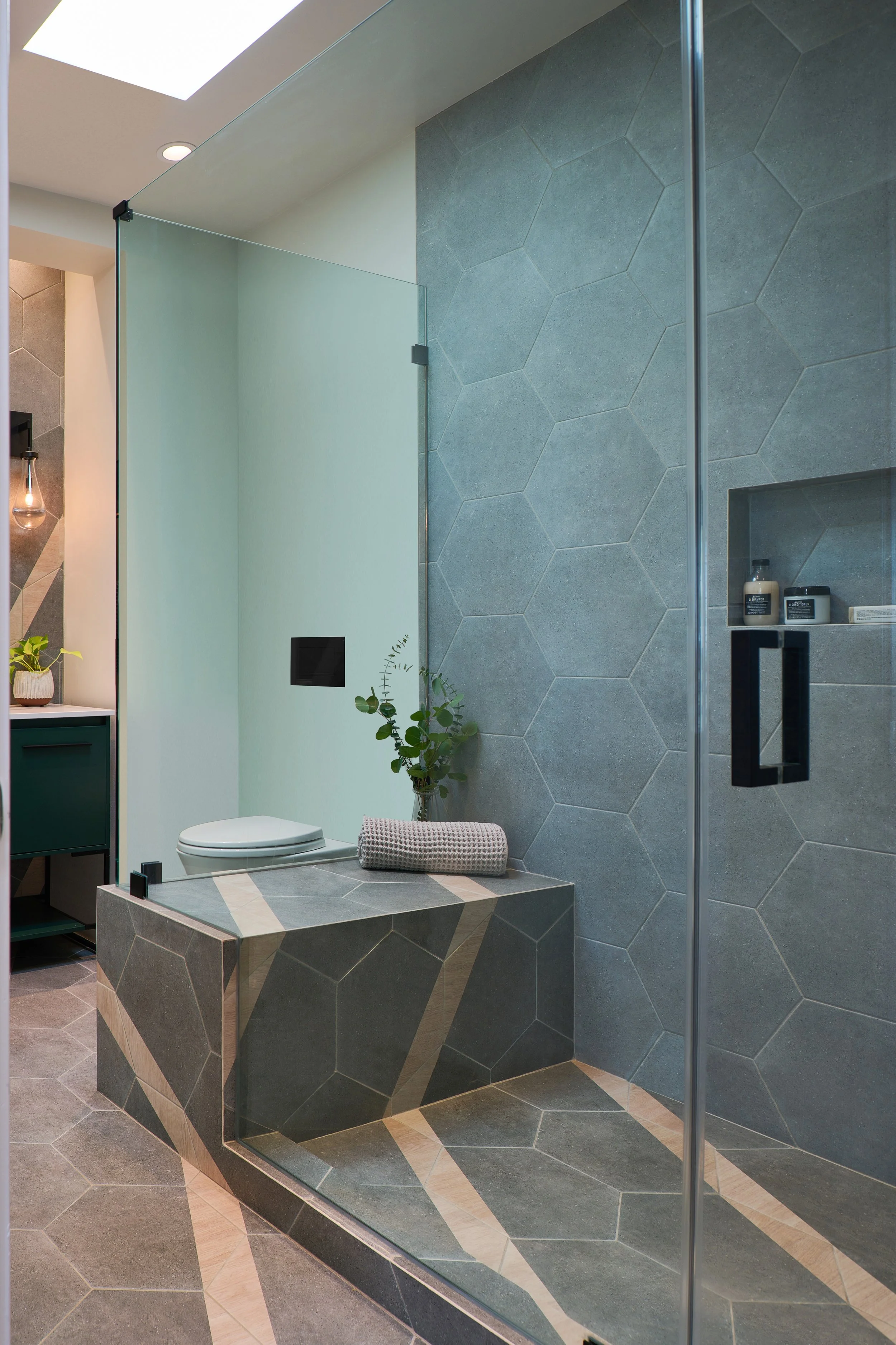 Detail shower tile  (1).JPG