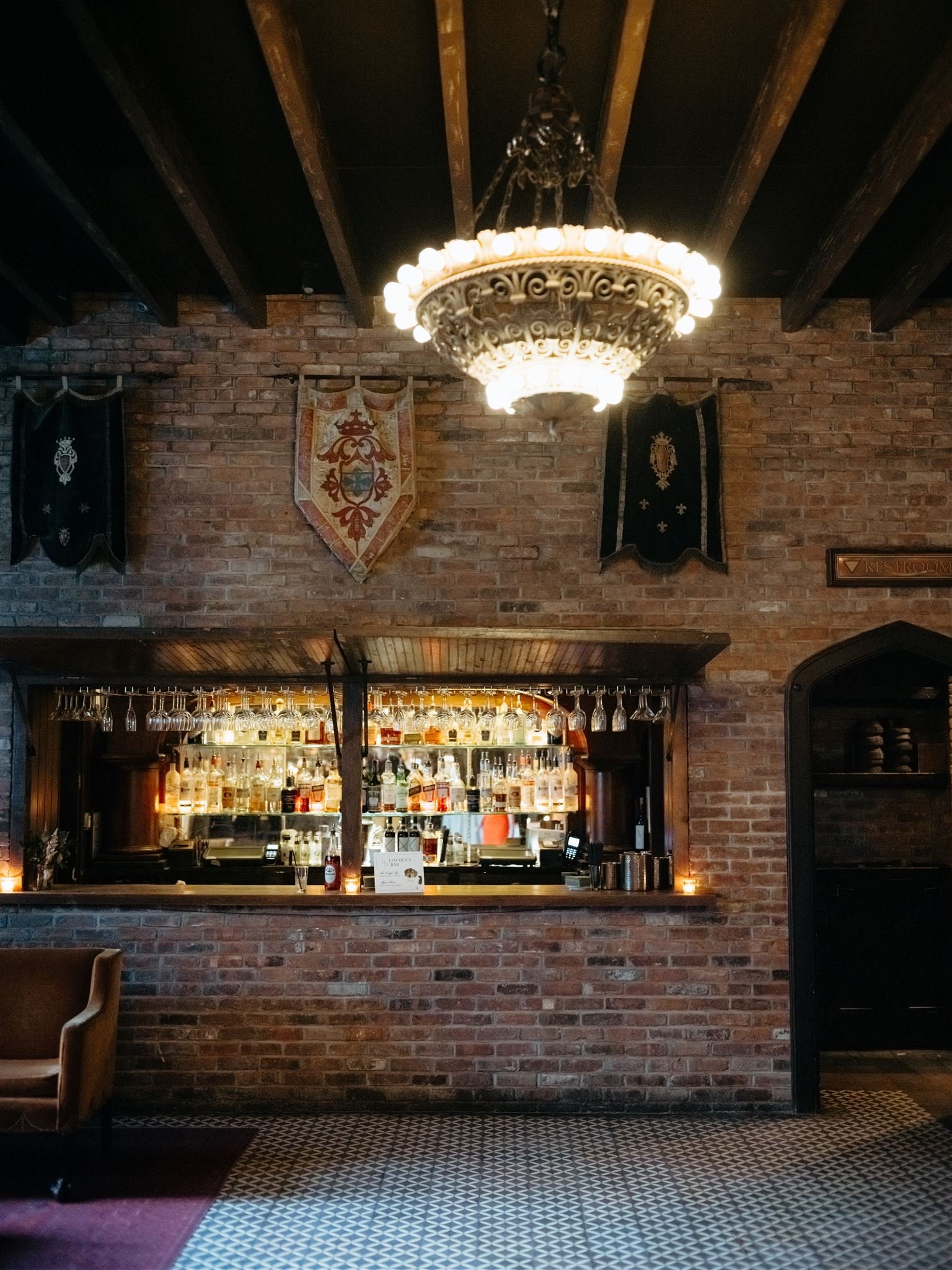 The perfect bar for an Old World wedding design.