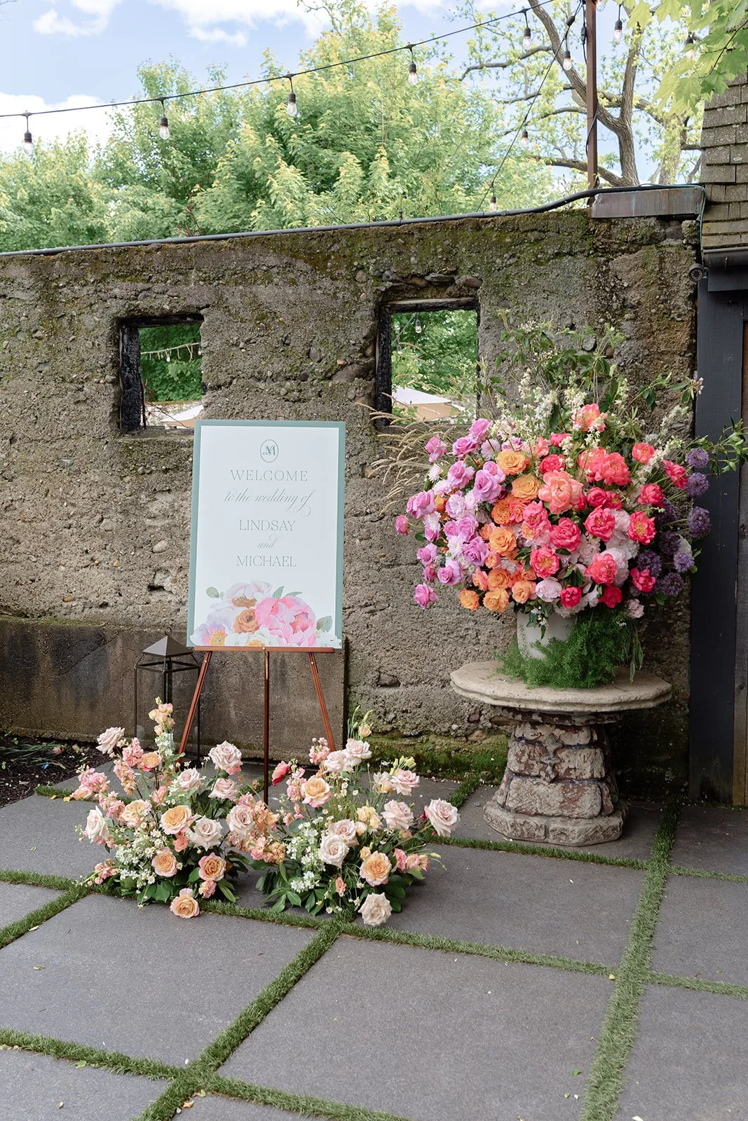 a beautiful welcome sign
