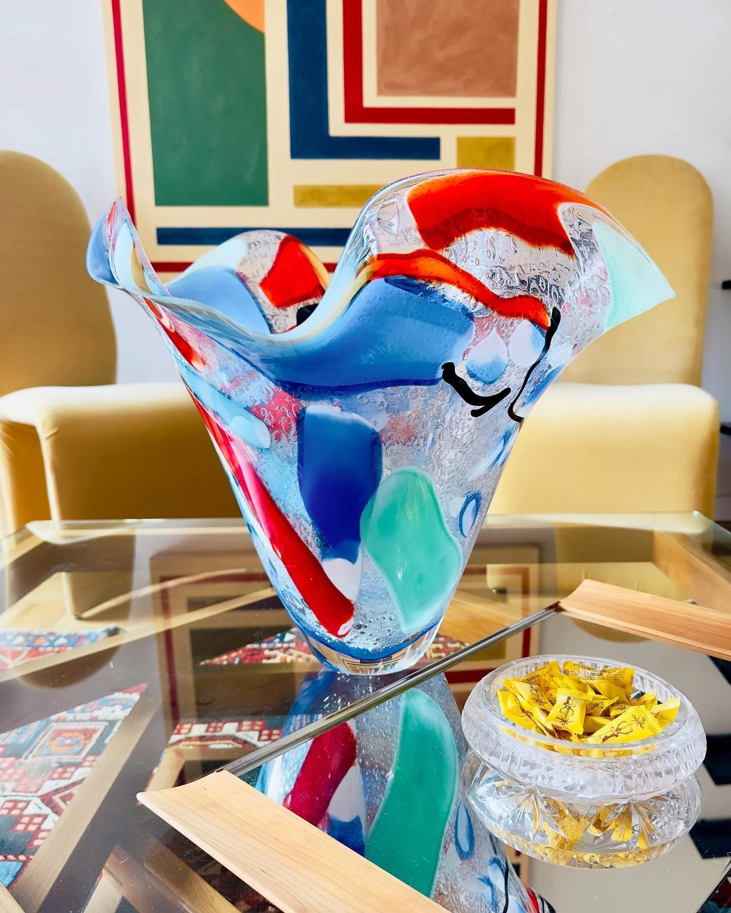 We love this spectacular handblown Murano vase by Davide Dona #muranoglass #murano #colors #davidedonamurano #vases #coloredglass #detail #home #inspiration #janekselius #newyork #