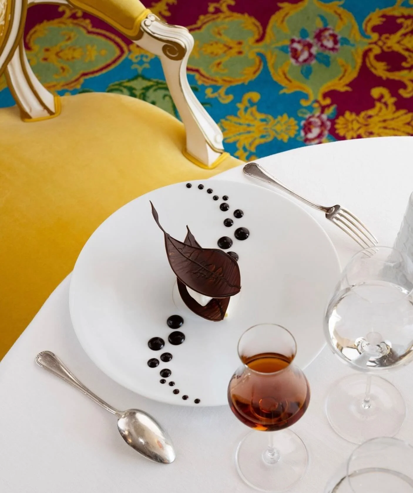 We all need some sunshine on this rainy say. We are daydreaming of the Hotel Le Negresco #hotellenegresconice #nice #france #travels #inspiration #besttravel #bestrestaurants