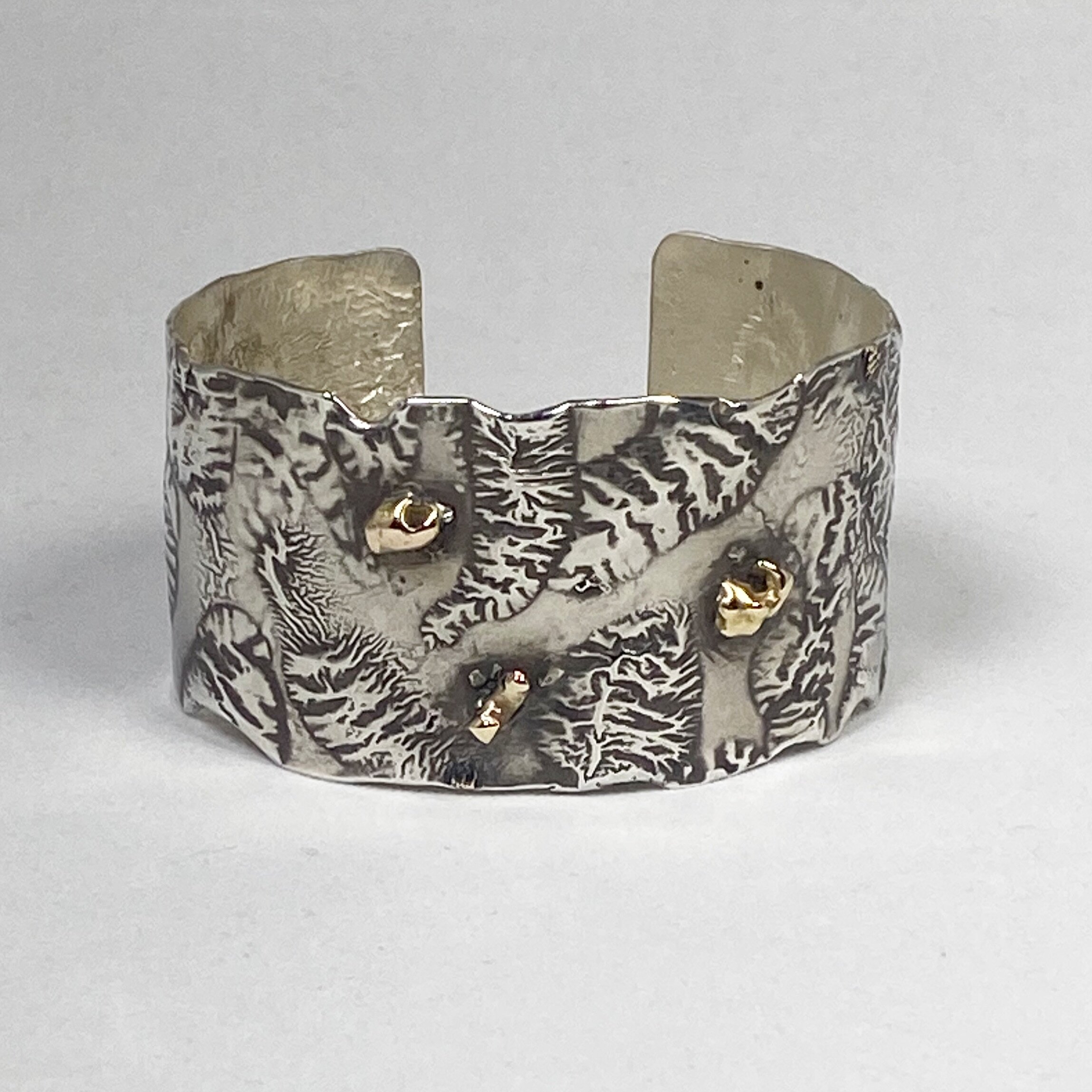 Unique handcrafted cuff bracelets by Kobo artist, Nancy Boyd @nancyboydsavanna. View Nancy&rsquo;s curated collection todat @kobogallery 
.
.
.
#KoboSav #KoboGallery #NancyBoyd #uniquejewelry #handmadejewelry #art912 #sacannahart #savannahartist #sav