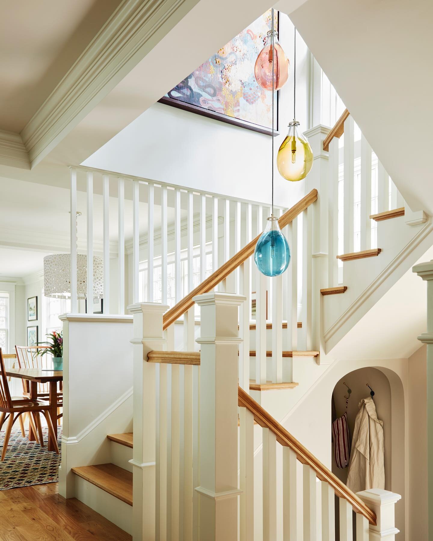 Some final shots of the hand blown glasswork lighting from @tracygloverstudio in our Wellesley Craftsman project! Love how it reflects the light in this stairwell&hellip;

Interior design: Courtney Driver
Construction: @mlynchremodeling 

#glasswork 