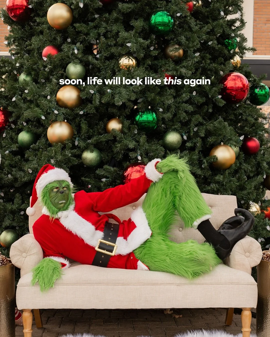 When you realize the holiday season is officially here 🎄✨

Join us to kick off the season at Hawthorne Plaza&rsquo;s Holiday Market for a morning of festive fun for the whole family:
☕ Free coffee &amp; cocoa (first 50 guests)
🍪 Sweet treats from M