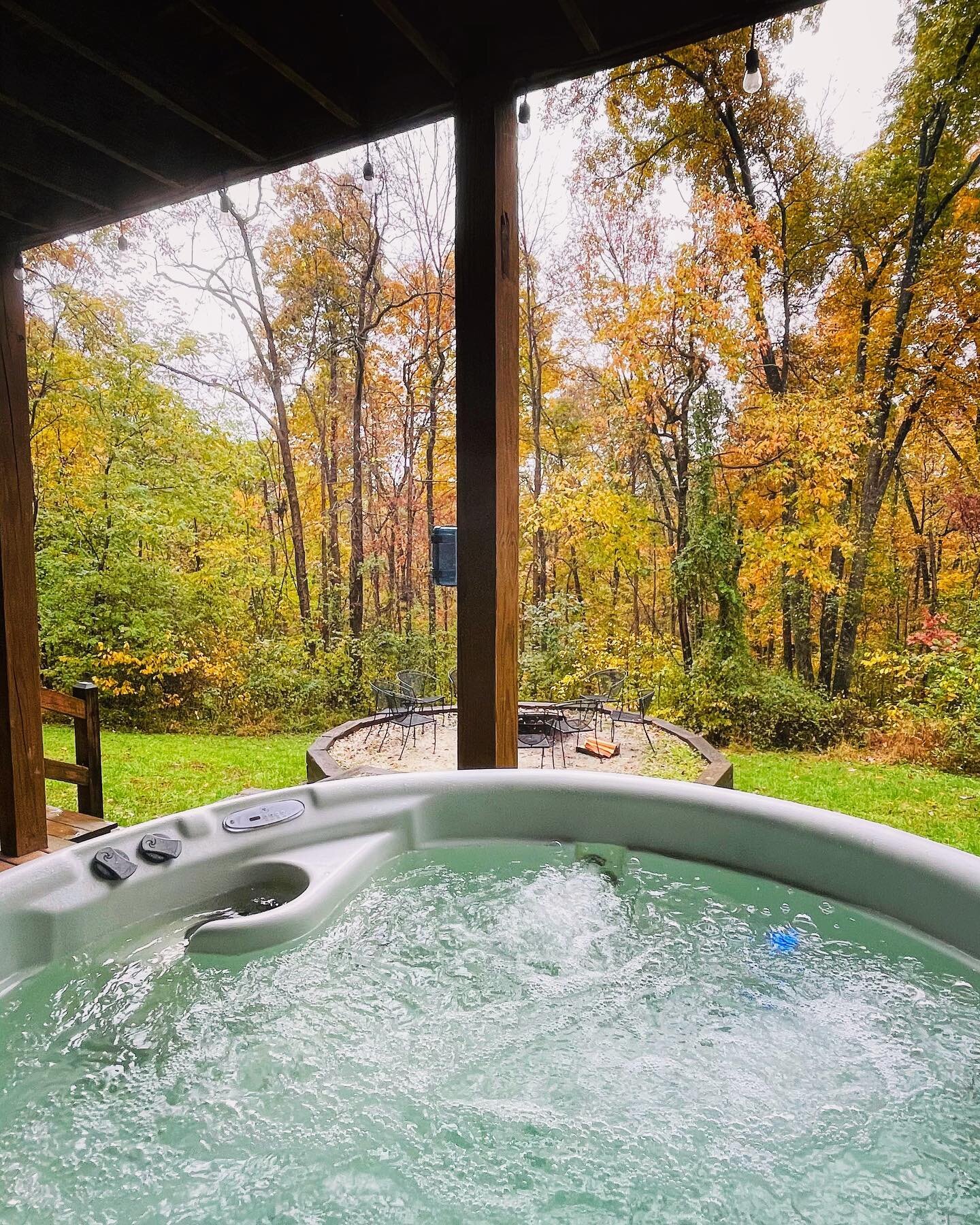 You don&rsquo;t want to miss fall in Hocking Hills! 🍁 Find 5 ⭐️ cabins &amp; lodges at the link in our bio to book directly with owners and avoid service fees!