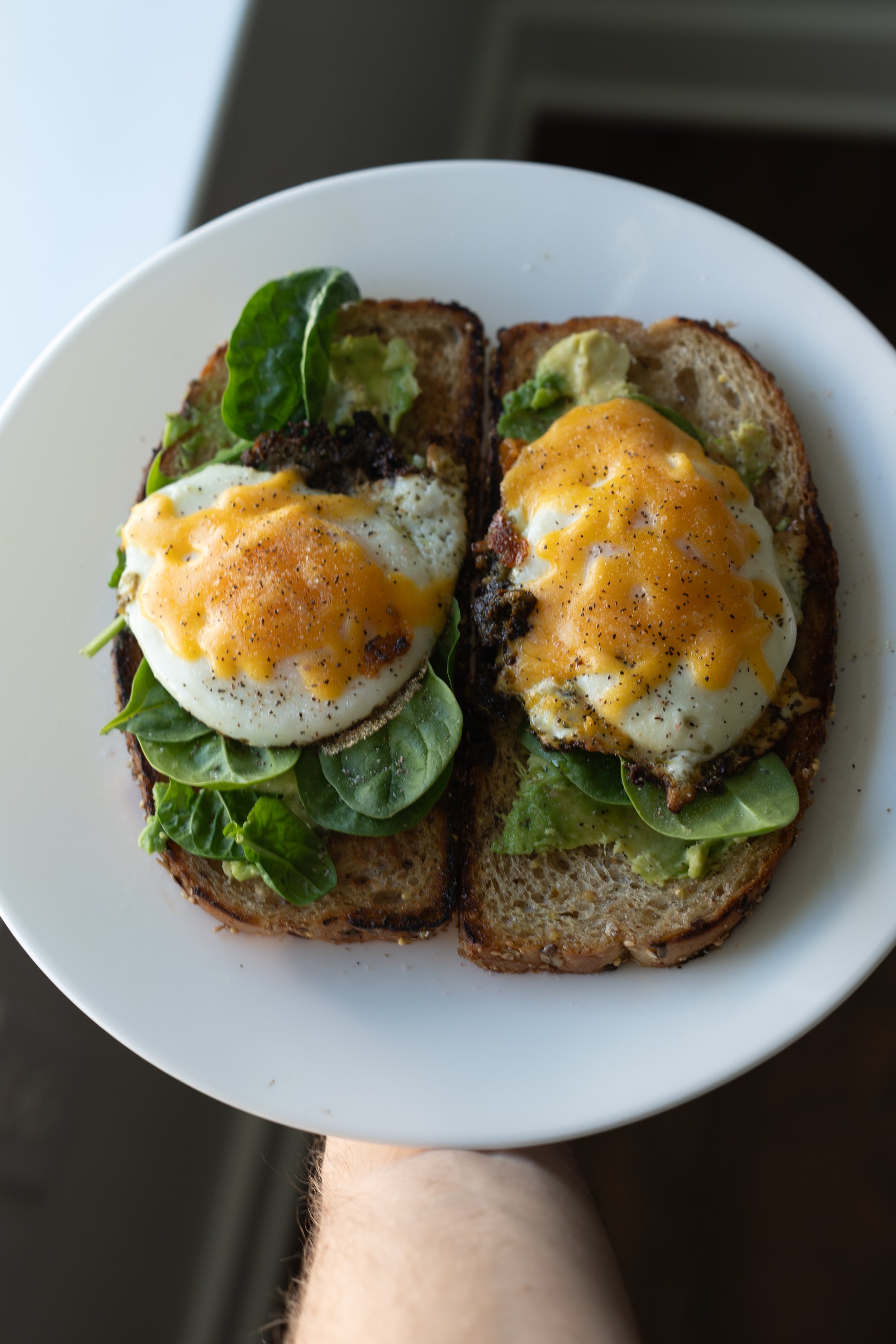 Toast mit Avocado und Spiegelei