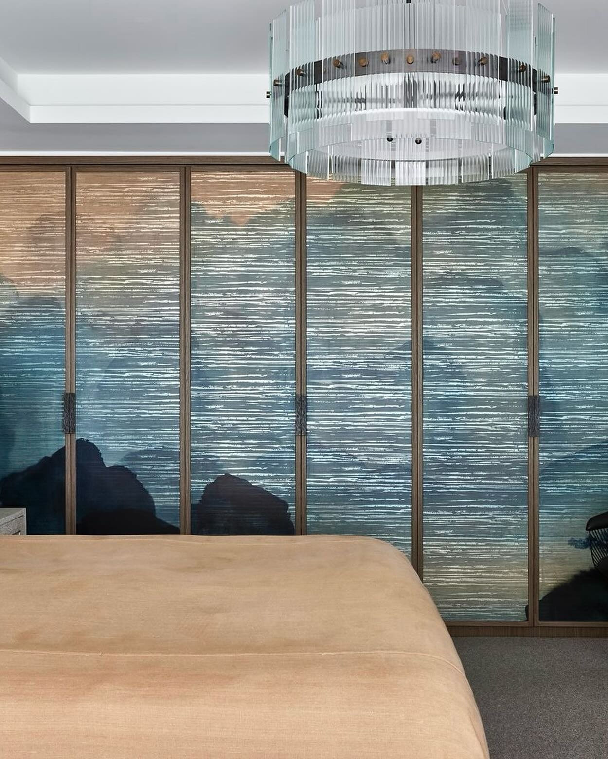 Gracefully suspended over the bed, the REEDED ENSŌ Pendant softly illuminates through the diffused base and the mesmerising reeded glass facets at the Milsons Point Project by interior designer @mageiadesignstudio. 

To see how we might MAKE YOUR VIS