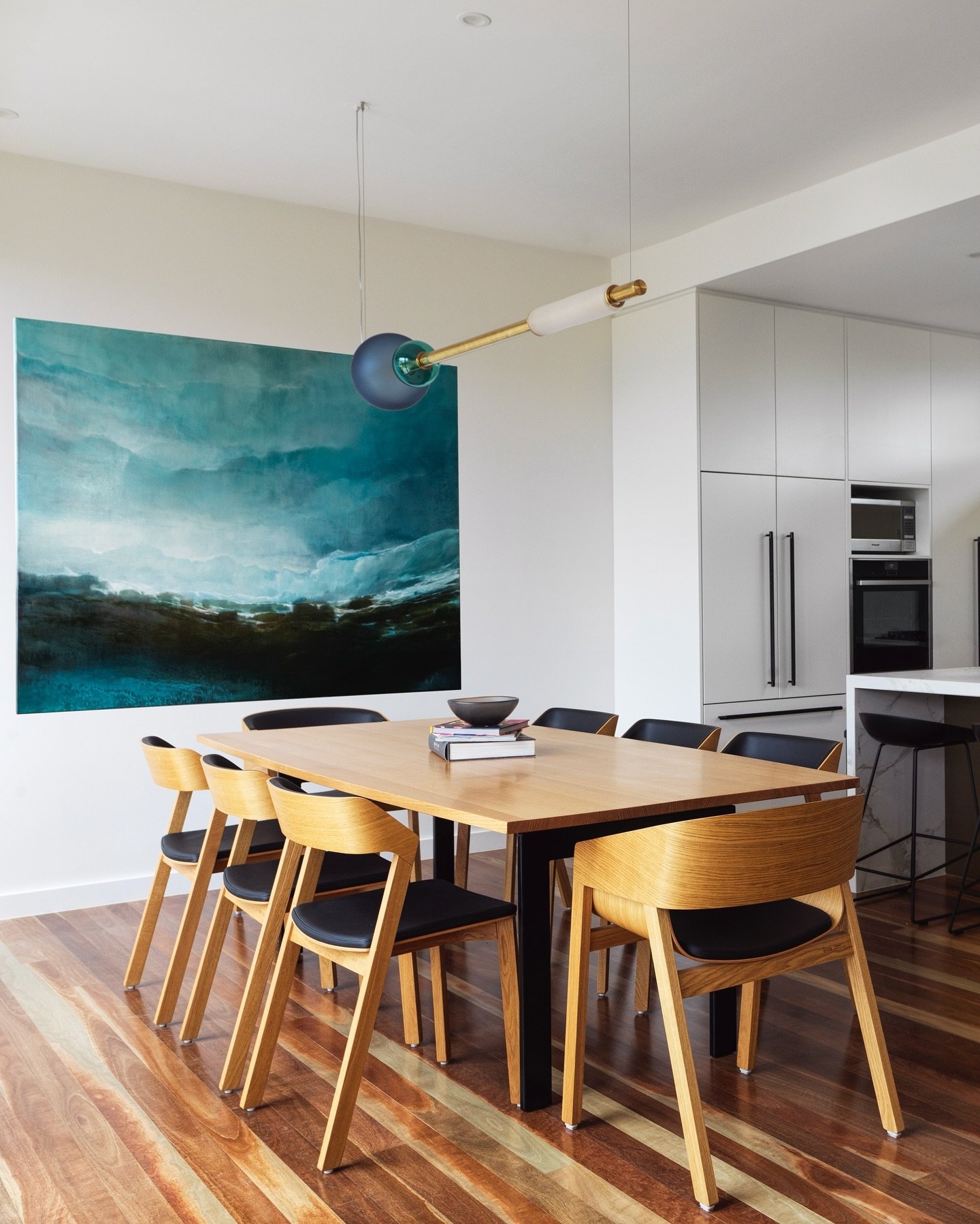 Our COMET Linear Pendant with custom coloured Glass Beads is the decorative jewel delivering functional light over the dining table in the Elwood Project crafted by interior designer @susiemilesdesign
Photographed by @naviivan

The mouth-blown glass 