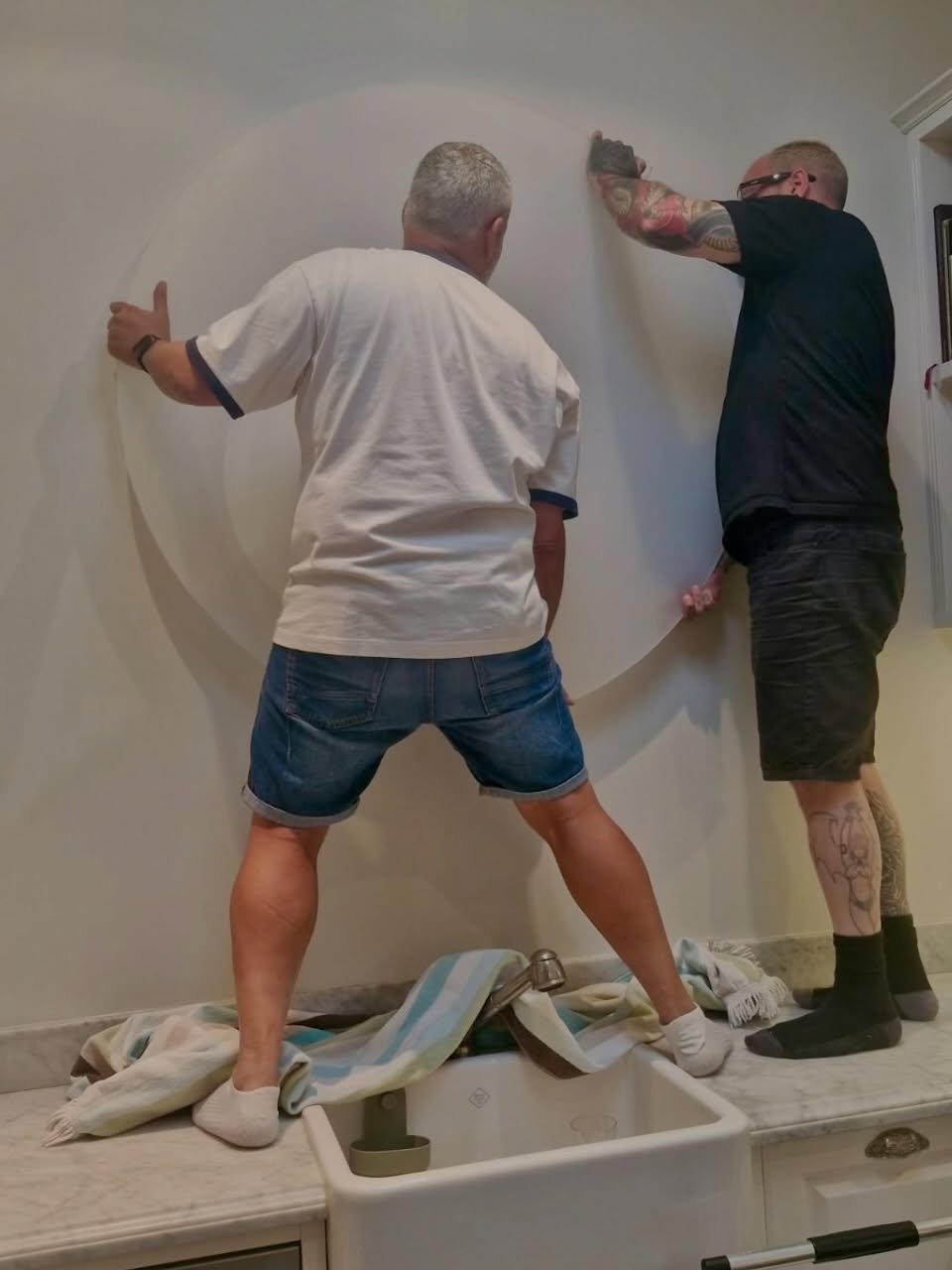 Oversized and unapologetic, our client wanted a true stand-out piece - not just functional light, but something that changes the way the room feels. So every time she walks into her kitchen, it greets her differently. Never flat. Never static.

We in