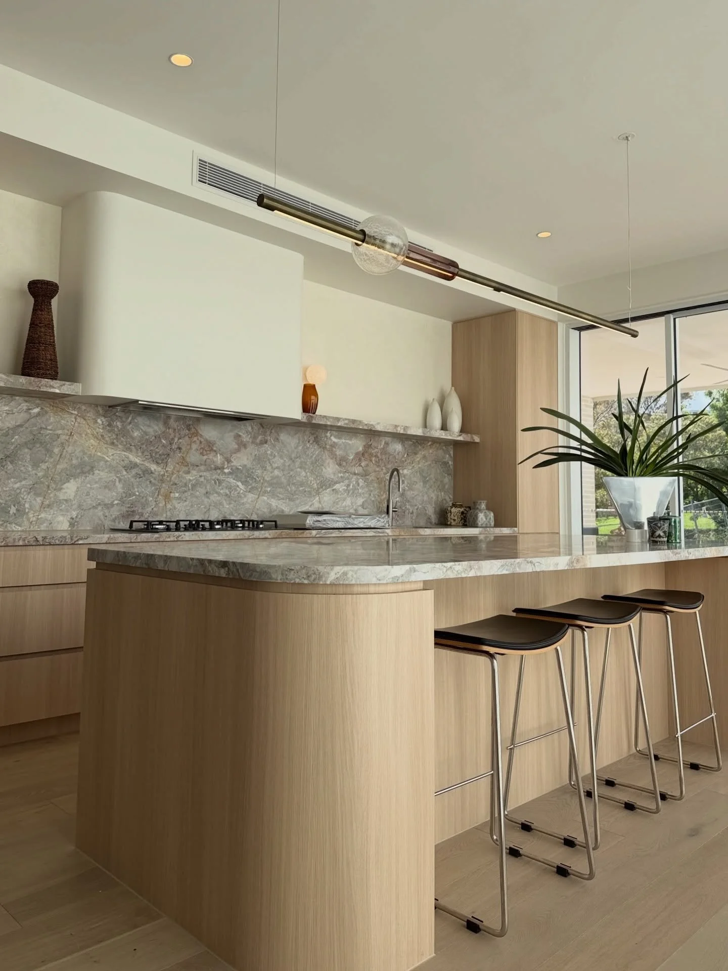 A kitchen of natural tones and finishes, with COMET sitting quietly above the island. The hand-blown glass beads add a decorative layer and subtle texture to an inherently functional light.

The COMET Pendant is fully dimmable, with customisable fini