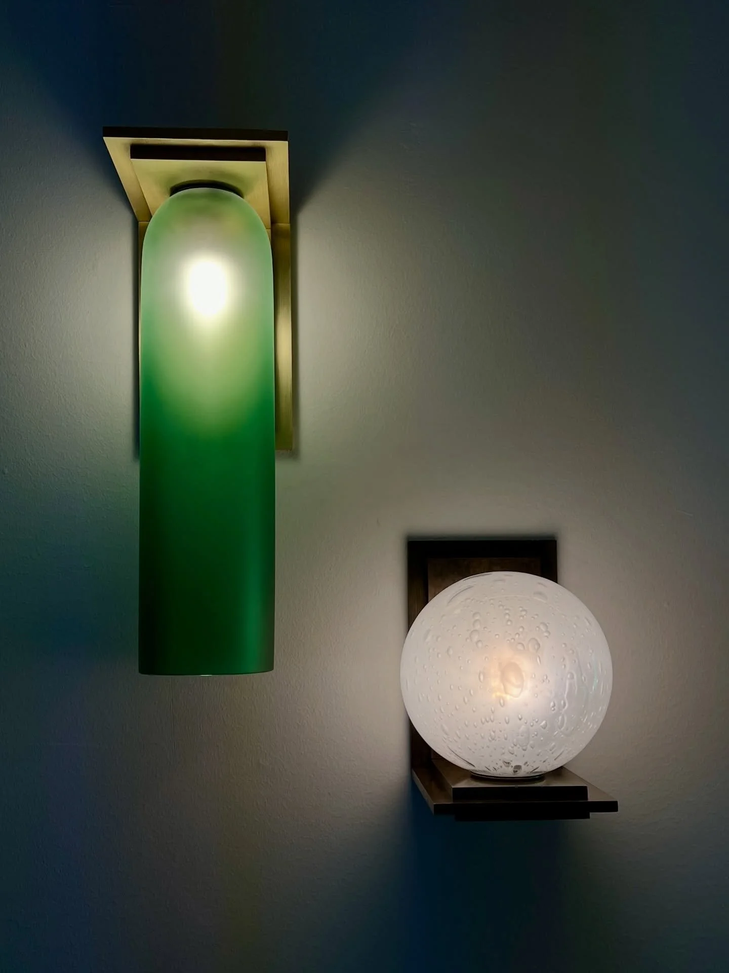 Our elegant DAIS Wall Light is an illuminated Hand-blown Glass Vessel, trophied on or suspended by a brass platform.

Available in various metals and glass finishes, along with custom finishes.

we SHIP WORLDWIDE

#bespokelighting  #madeinmelbourne #