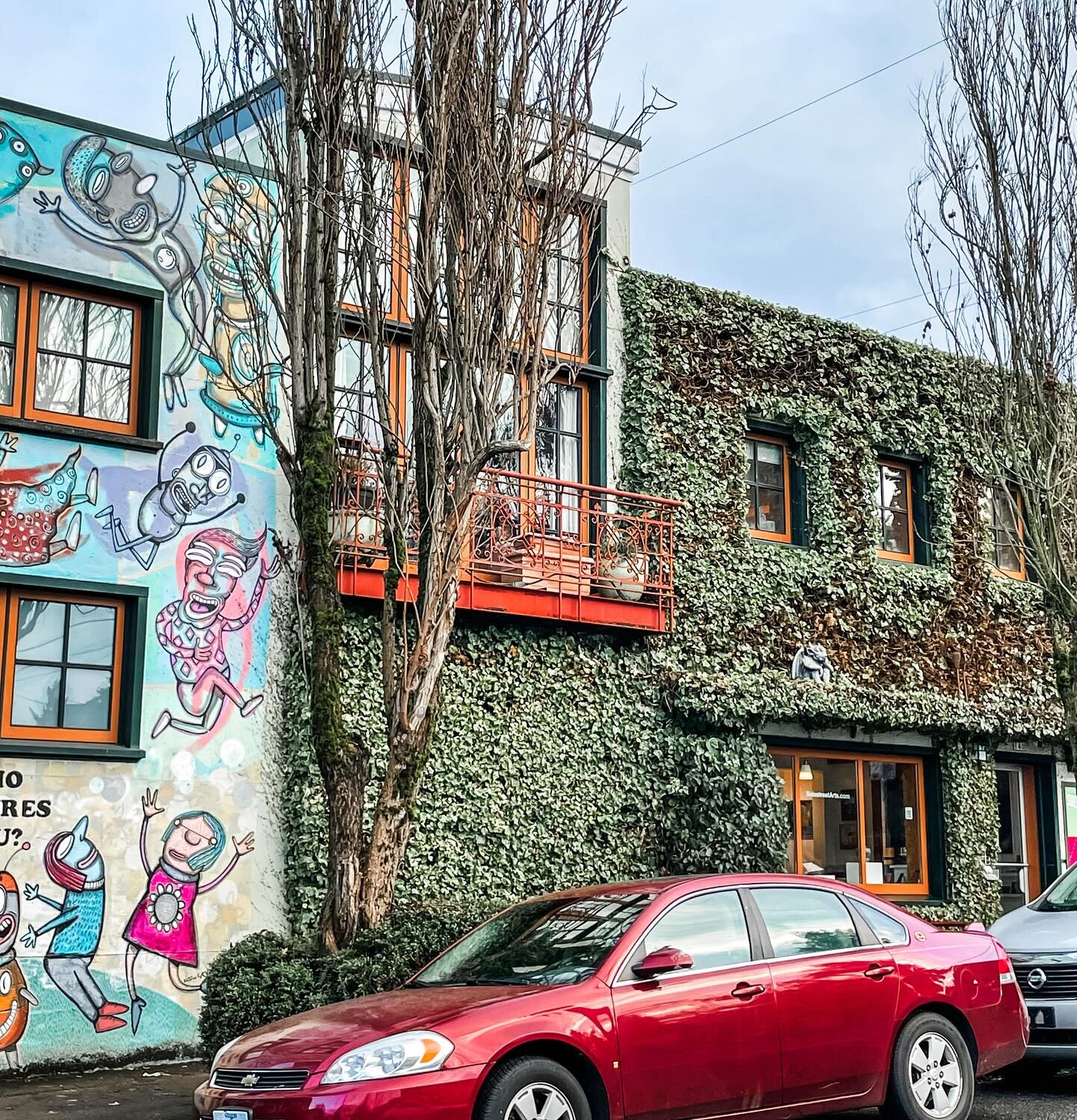 The vine growth on this building was so stunning it stopped me in my tracks! Exploring our new city is making me feel at home 😊 #exploreportland #pnwonderland #kindredrealtypnw