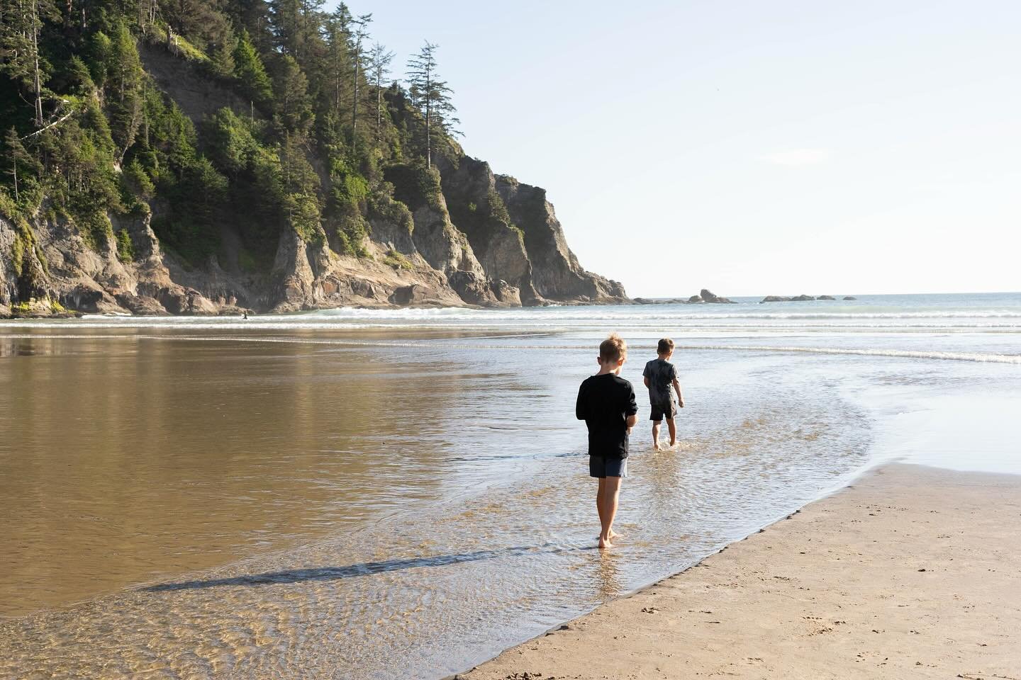 As a PNW girl it&rsquo;s hard to think of anything better than a beautiful day at the coast. Here&rsquo;s Lauren and her boys soaking up the last days of summer ☀️ #oregoncoast #pnwlife