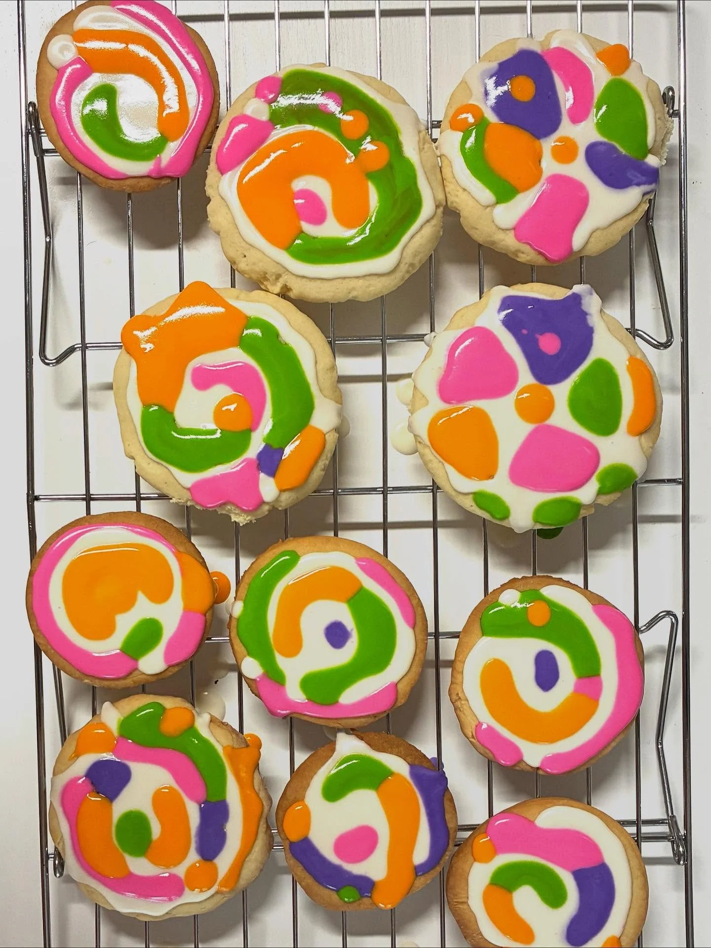 This is what happens when an artist bakes! 😍🤩😂
Cream cheese cookies with royal vanilla icing. So fun and yum!