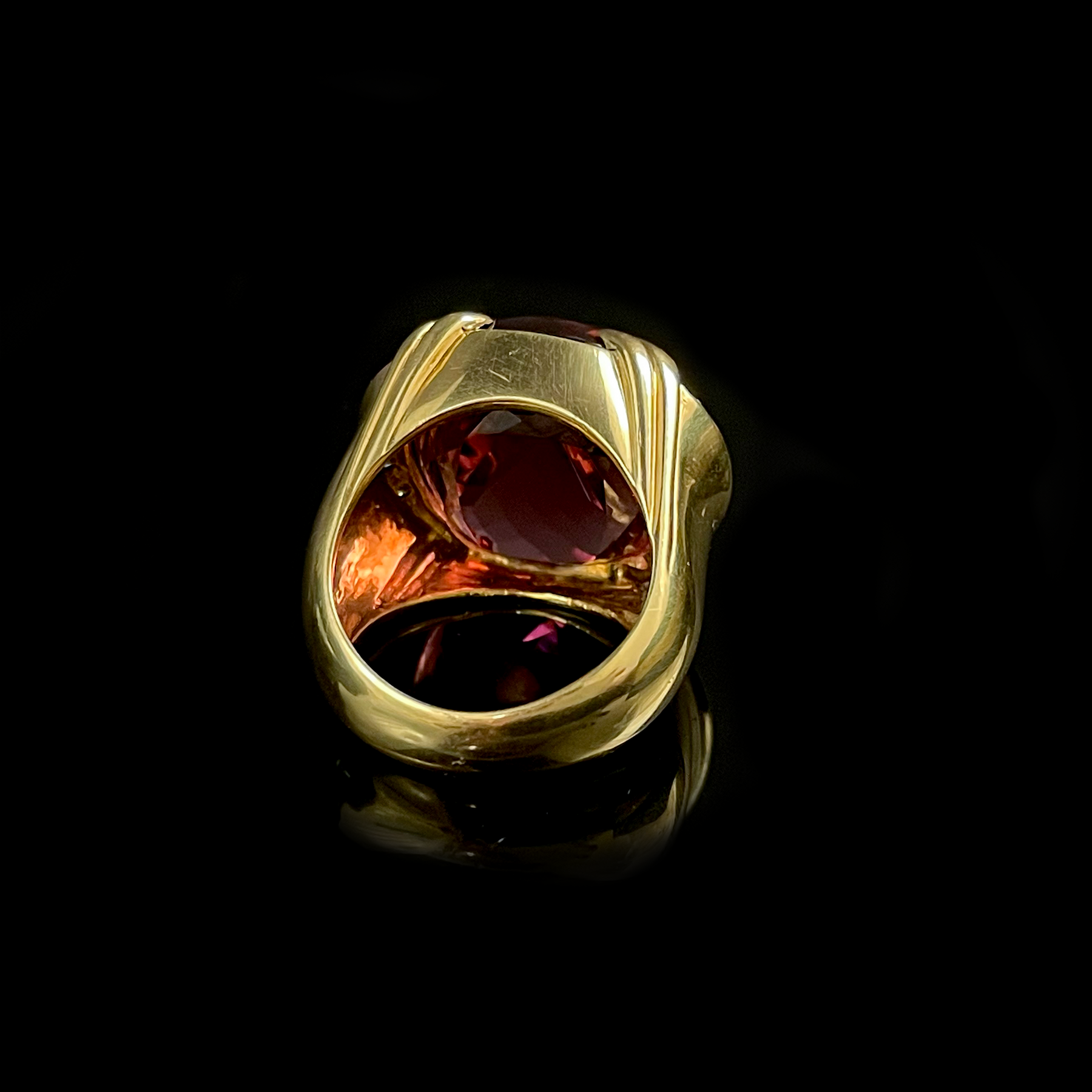 30ct+Pink%3AOrange+Tourmaline+set+in+18K+Yellow+Gold+Diamond+Ring+Back.png