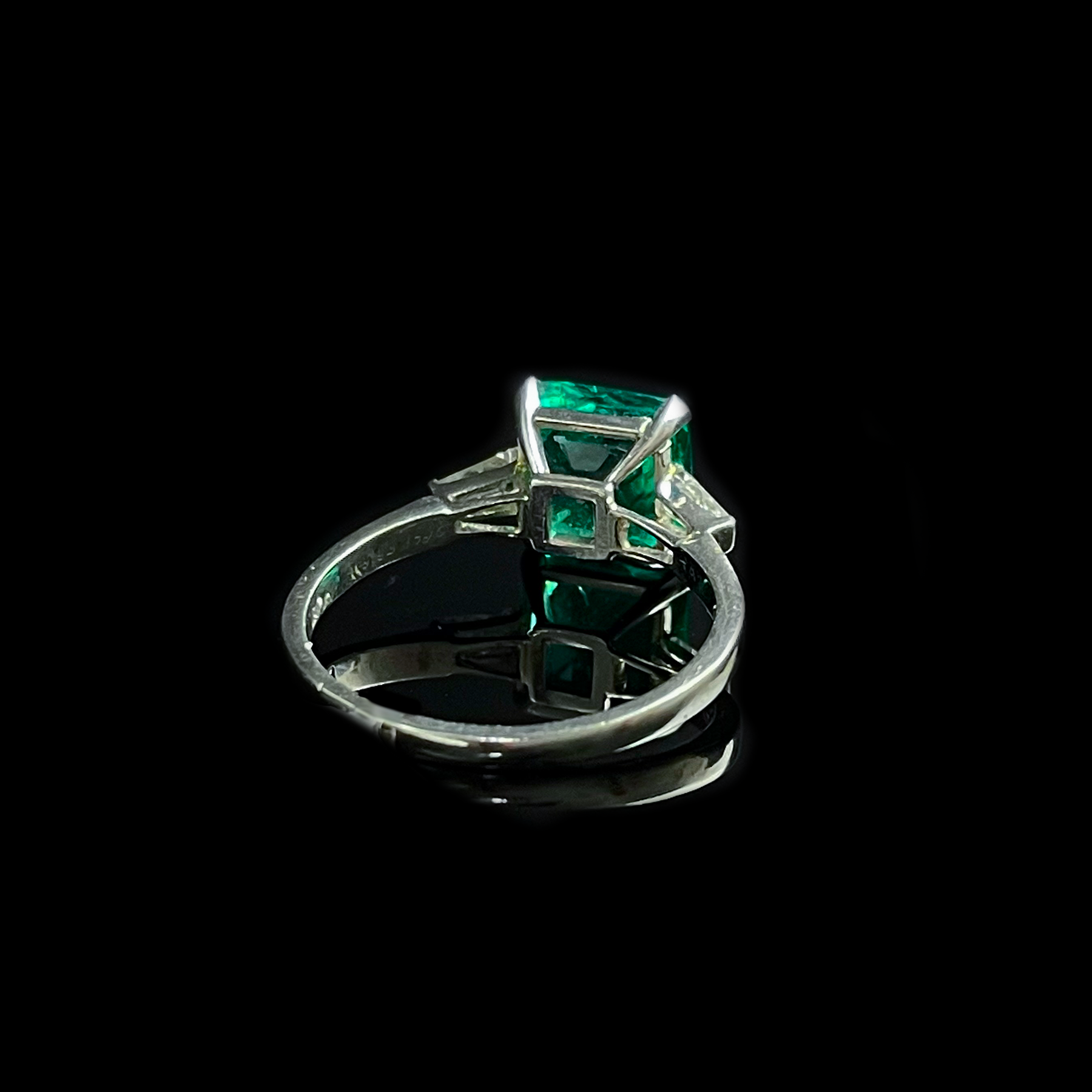 2.59ct+Emerald+Ring+set+in+a+Platinum+Diamond+Mounting+Back.png