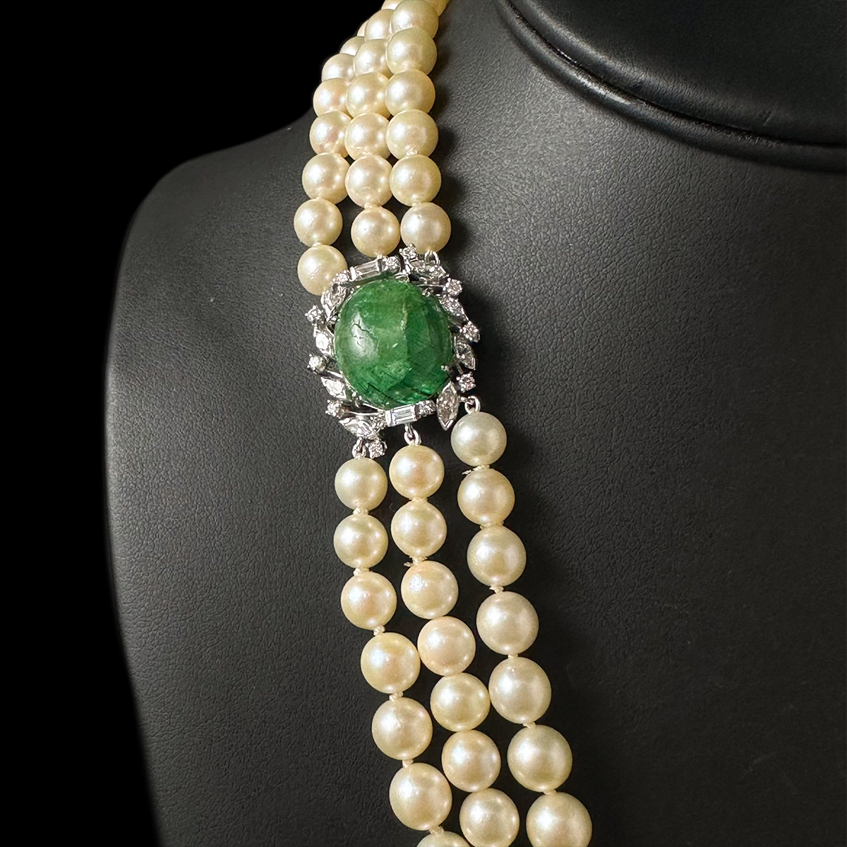 David Webb Akoya Pearl Necklace with an Emerald Diamond Clasp Closeup.png