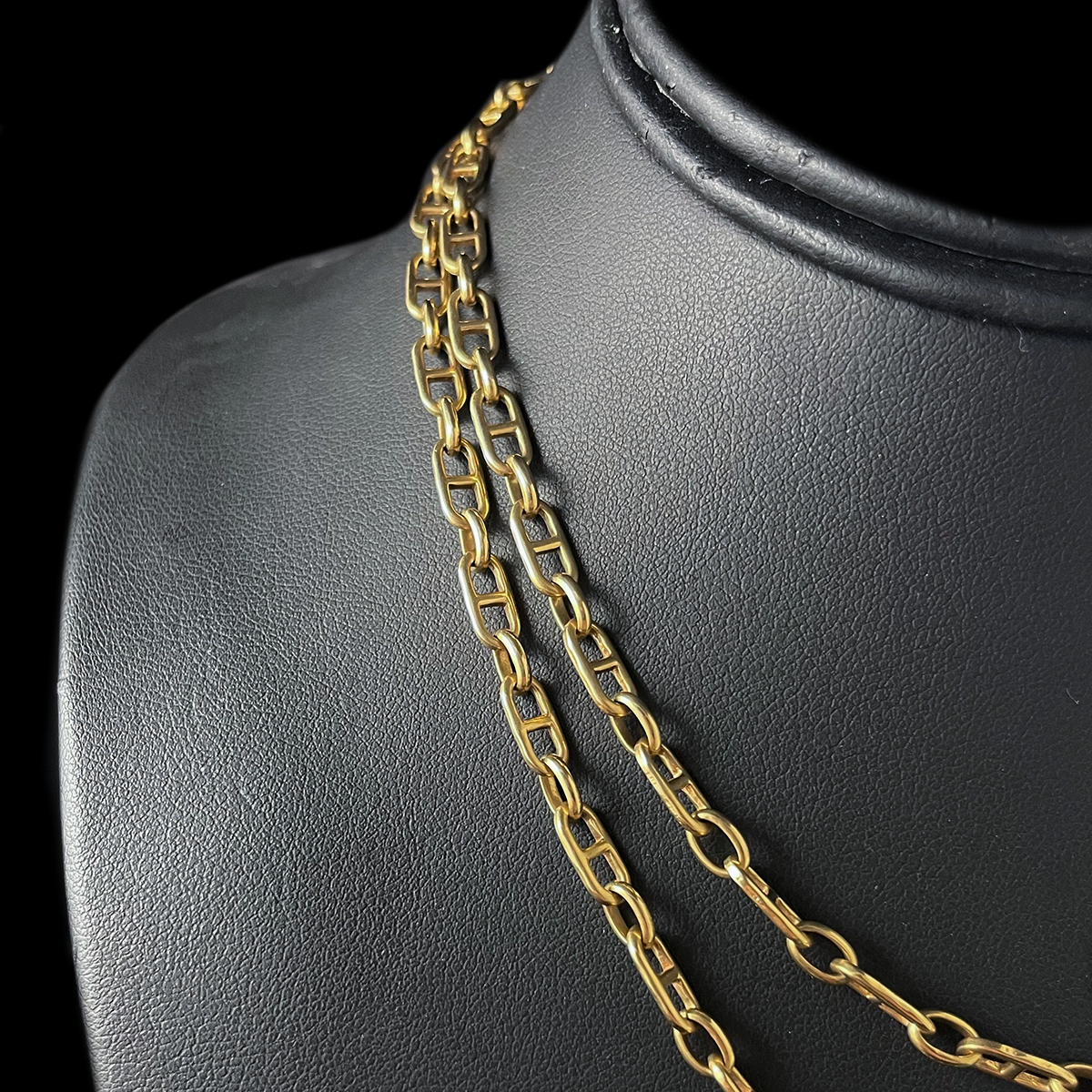 18K Yellow Gold Anchor Chain Necklace Closeup.png