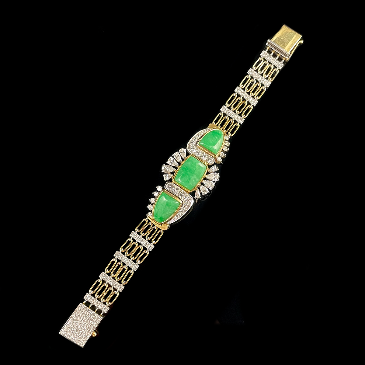 18K Yellow Gold Jade and Diamond Bracelet Layed Out.png