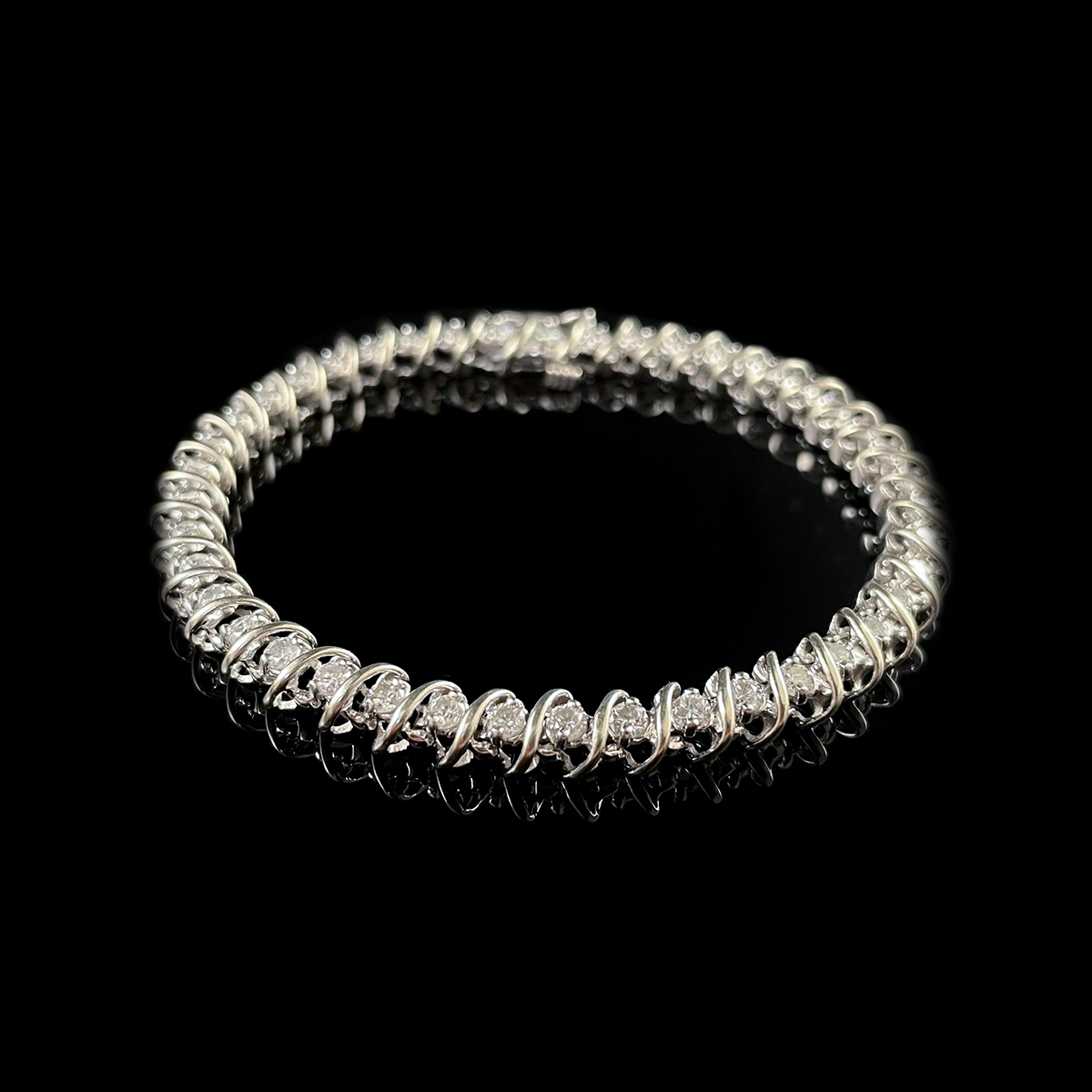 14K White Gold Interlocking Diamond Line Bracelet Front.png
